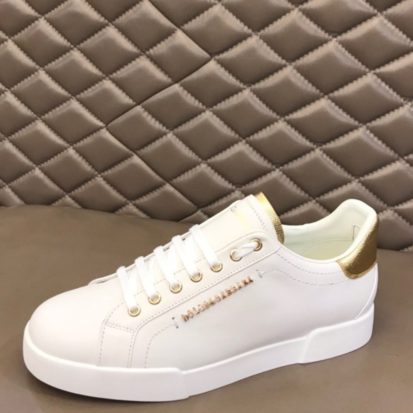 Tenis DG Portofino Couro Liso Branco com Dourado