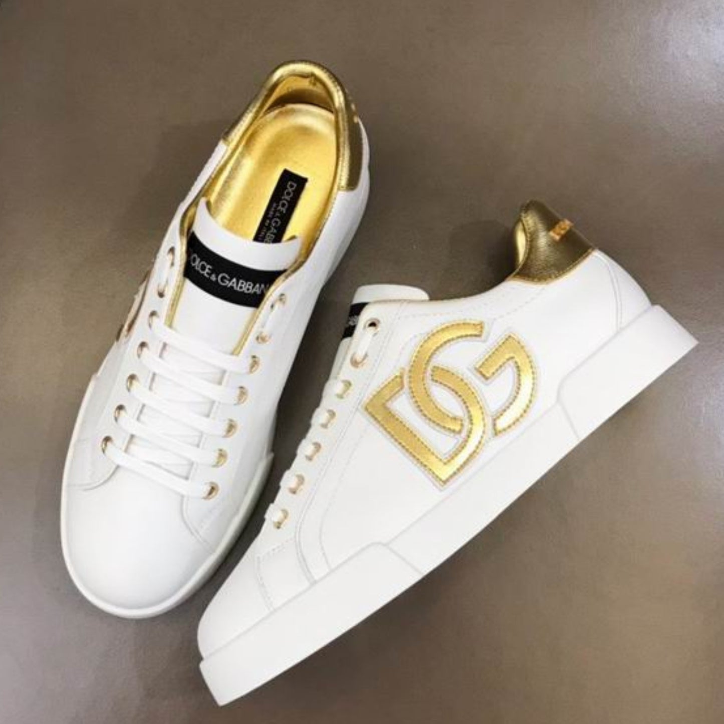 Tenis DG Portofino Couro Banco com Dourado e Logo Lateral