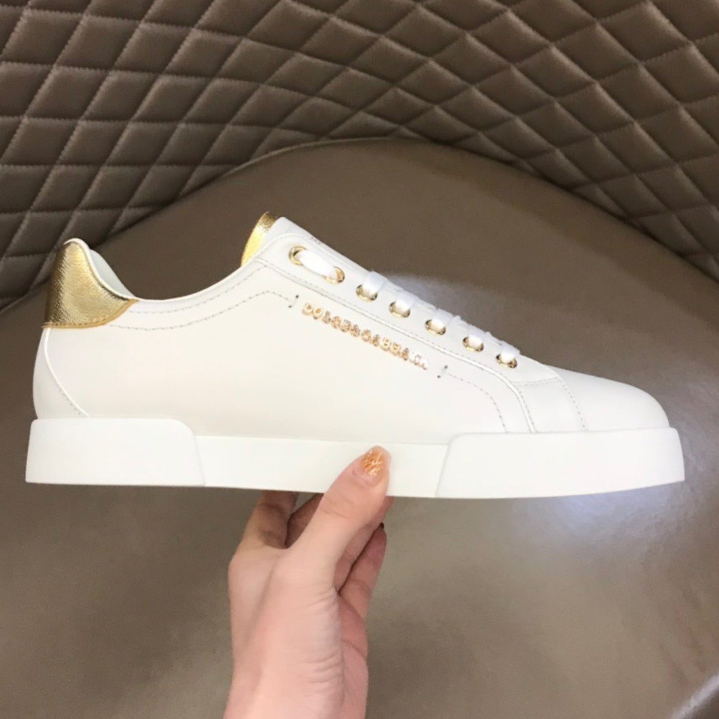 Tenis DG Portofino Couro Liso Branco com Dourado