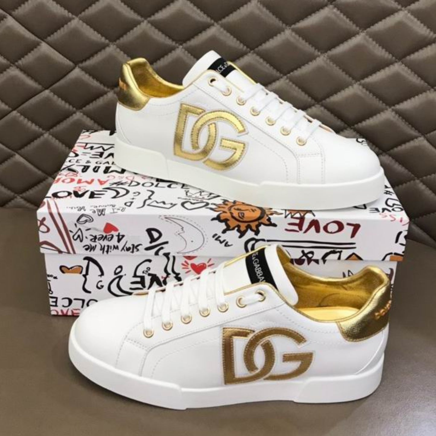 Tenis DG Portofino Couro Banco com Dourado e Logo Lateral