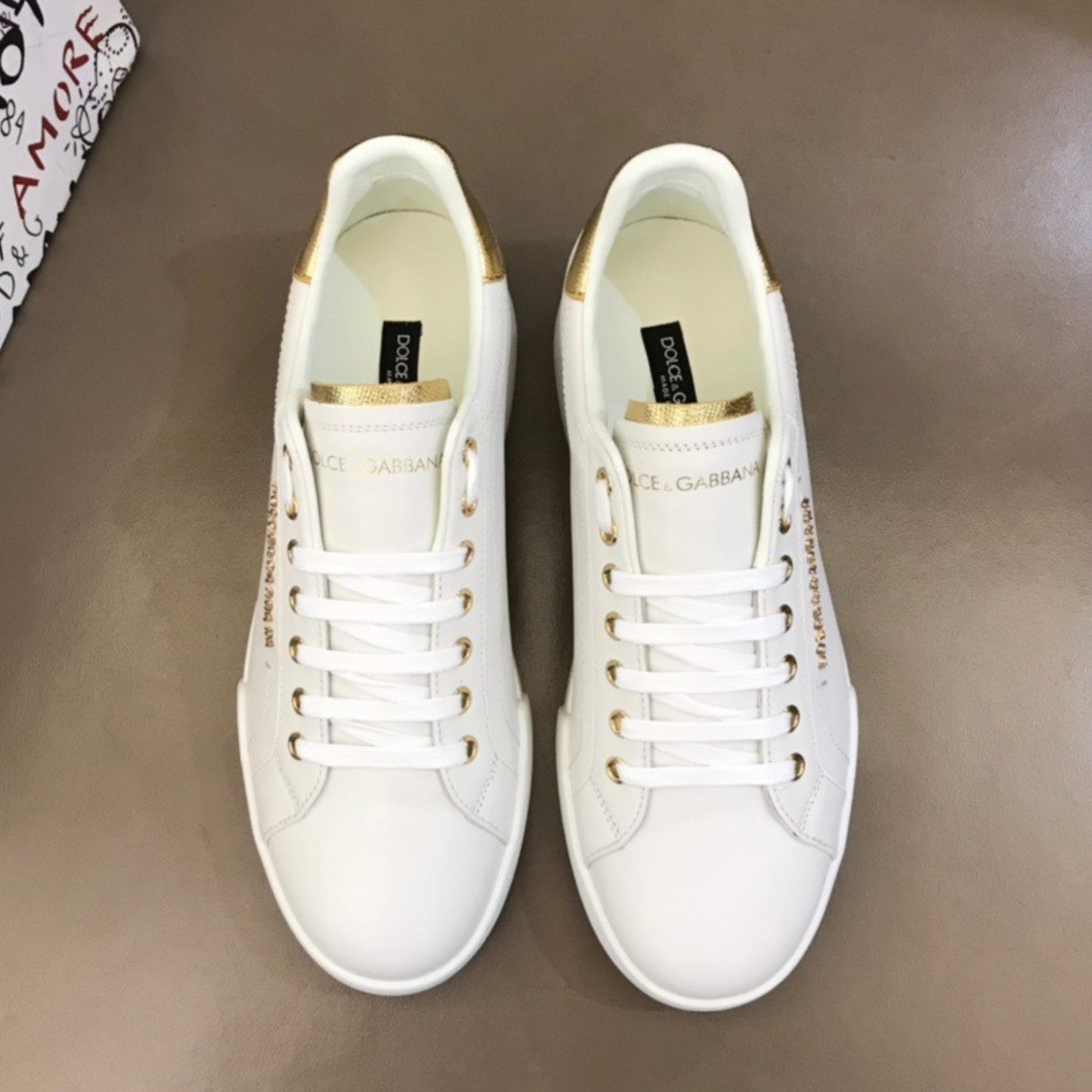Tenis DG Portofino Couro Liso Branco com Dourado