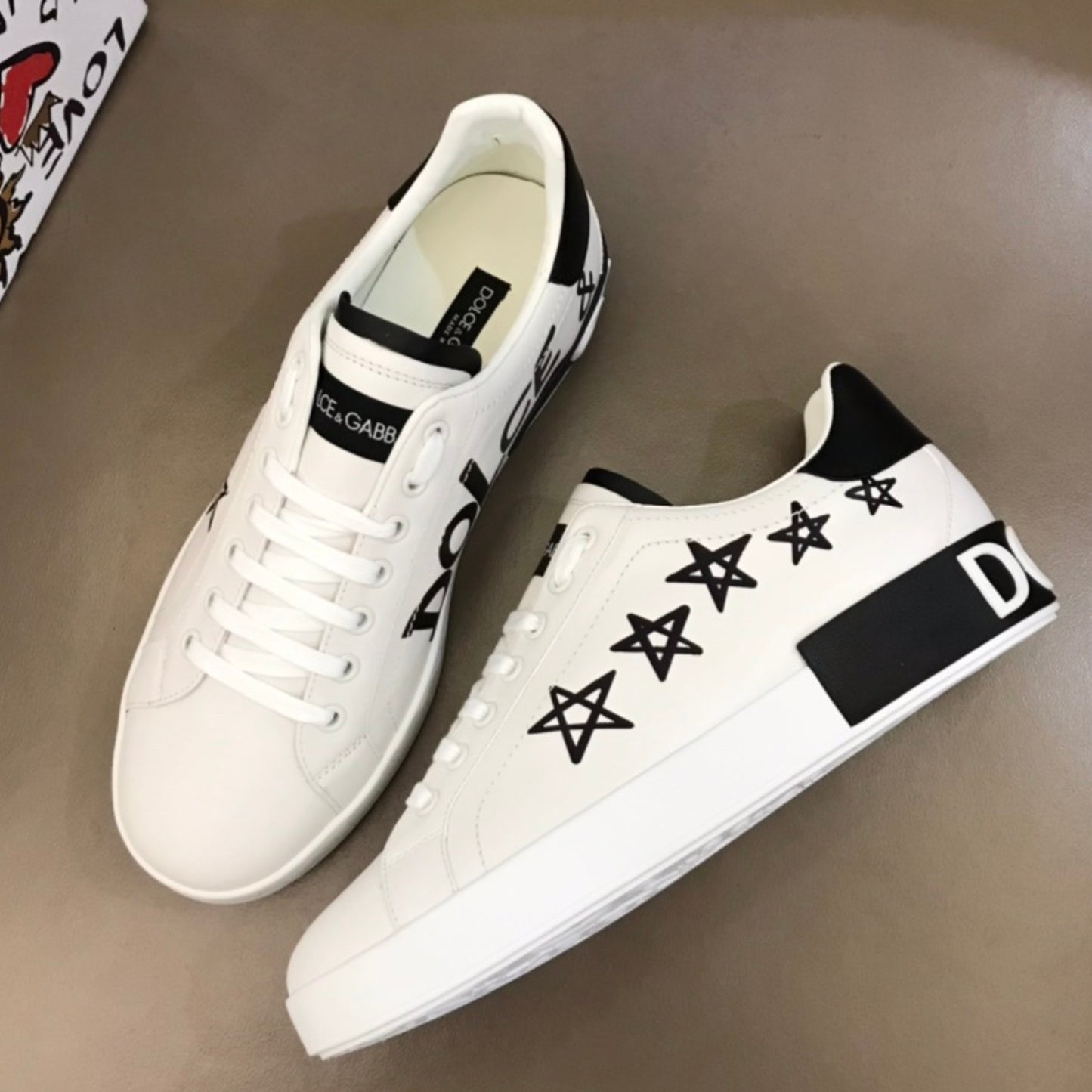 Tenis DG Portofino Couro Branco com Preto e Detalhes em Estrela