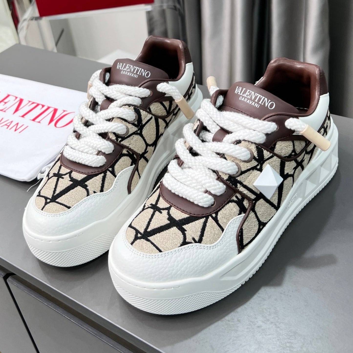 Tênis VLT One Stud XL de Couro Branco com Marrom