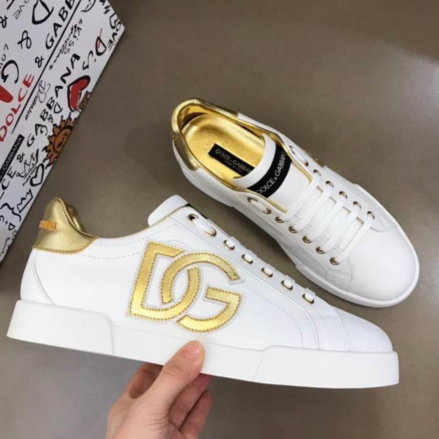 Tenis DG Portofino Couro Banco com Dourado e Logo Lateral