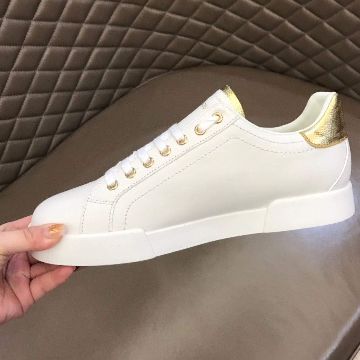 Tenis DG Portofino Couro Liso Branco com Dourado