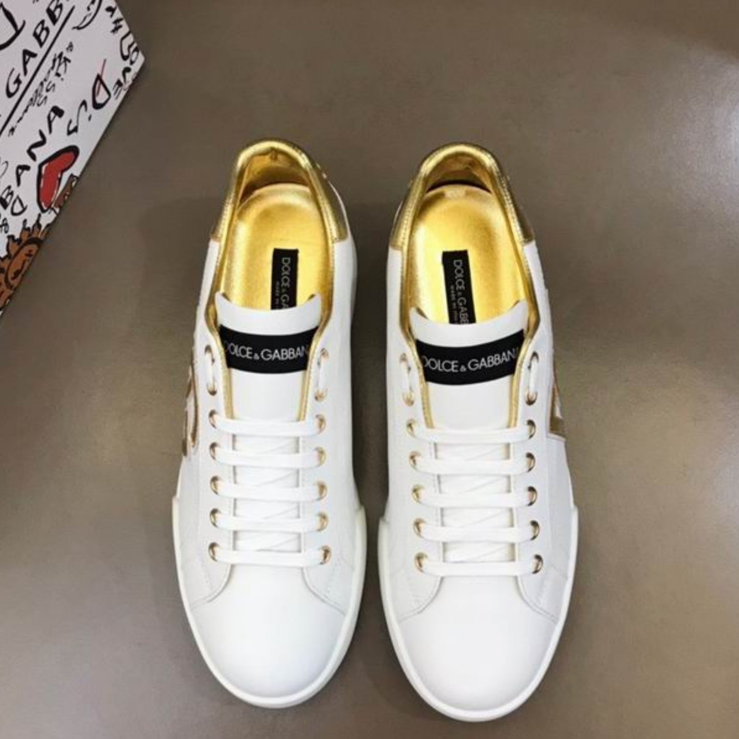 Tenis DG Portofino Couro Banco com Dourado e Logo Lateral