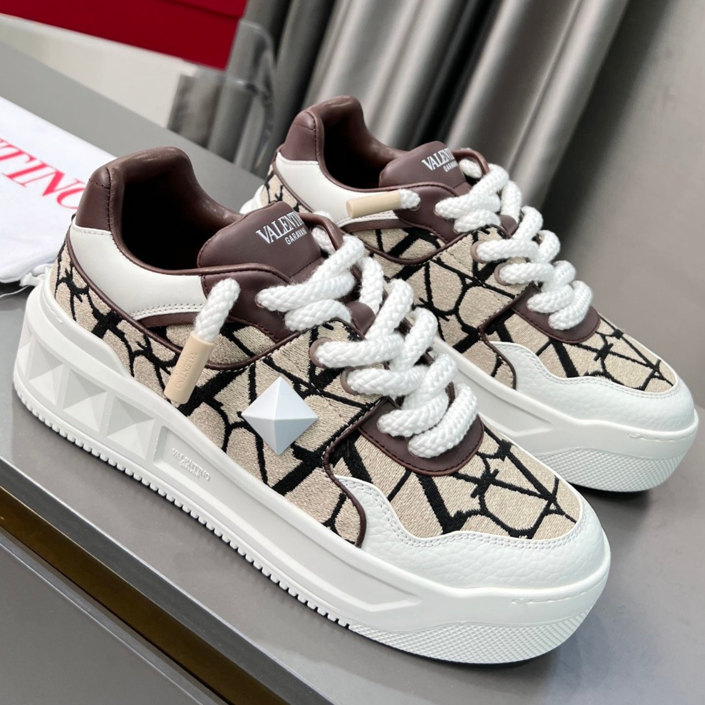 Tênis VLT One Stud XL de Couro Branco com Marrom