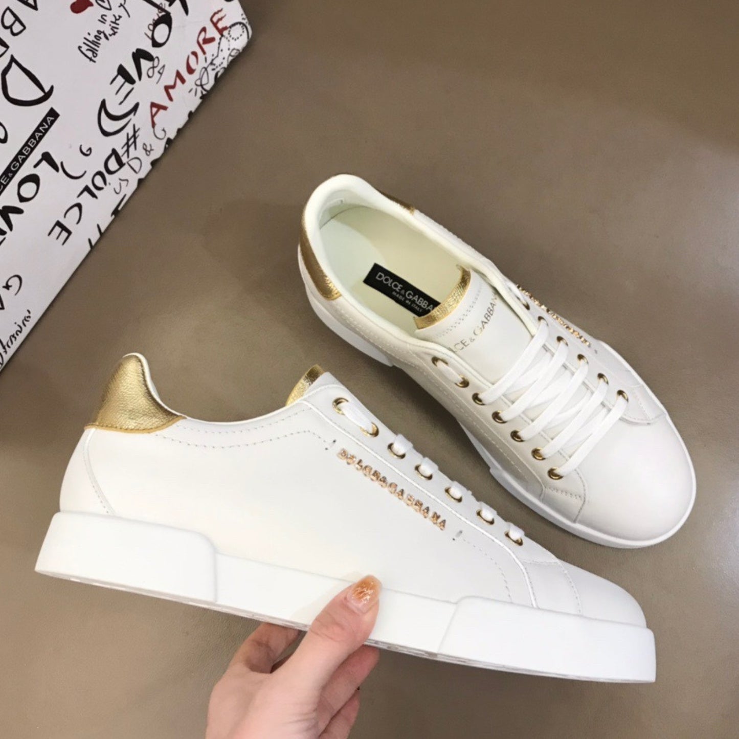 Tenis DG Portofino Couro Liso Branco com Dourado