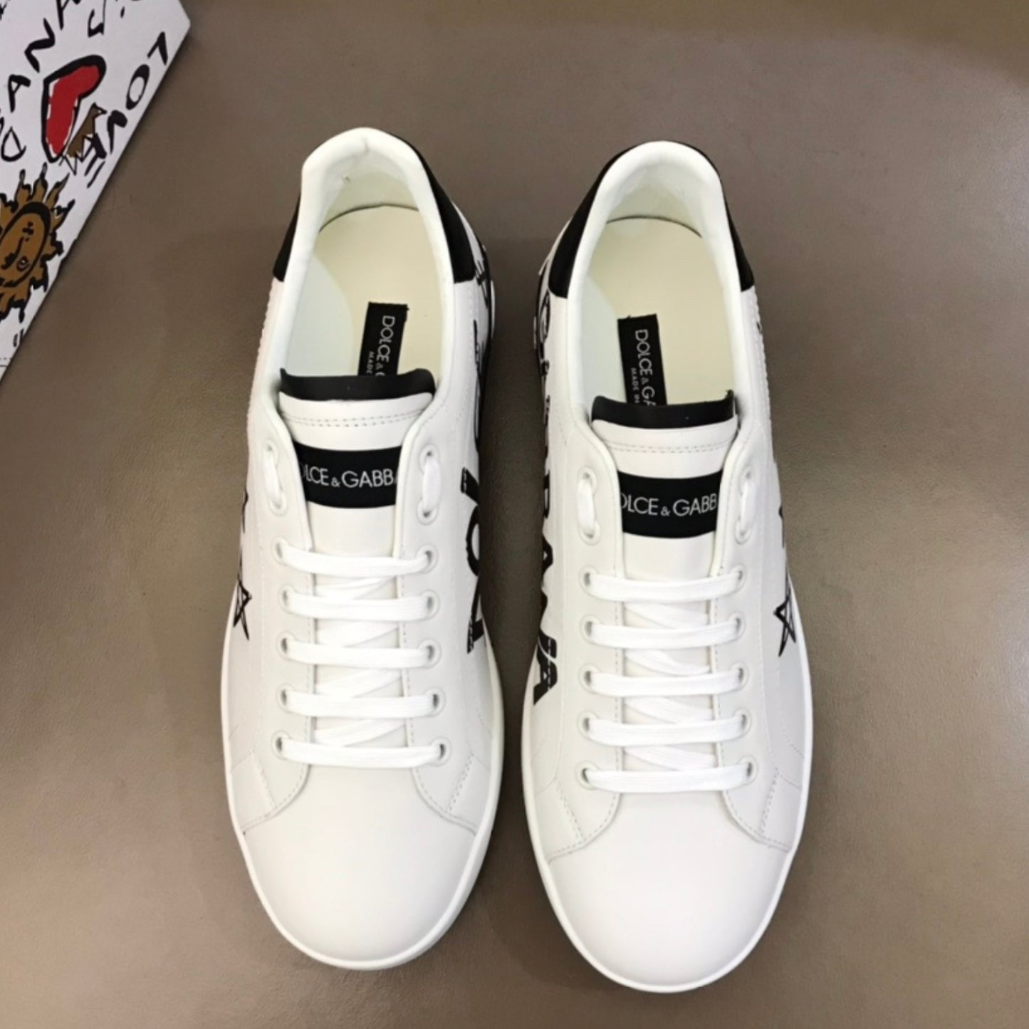 Tenis DG Portofino Couro Branco com Preto e Detalhes em Estrela