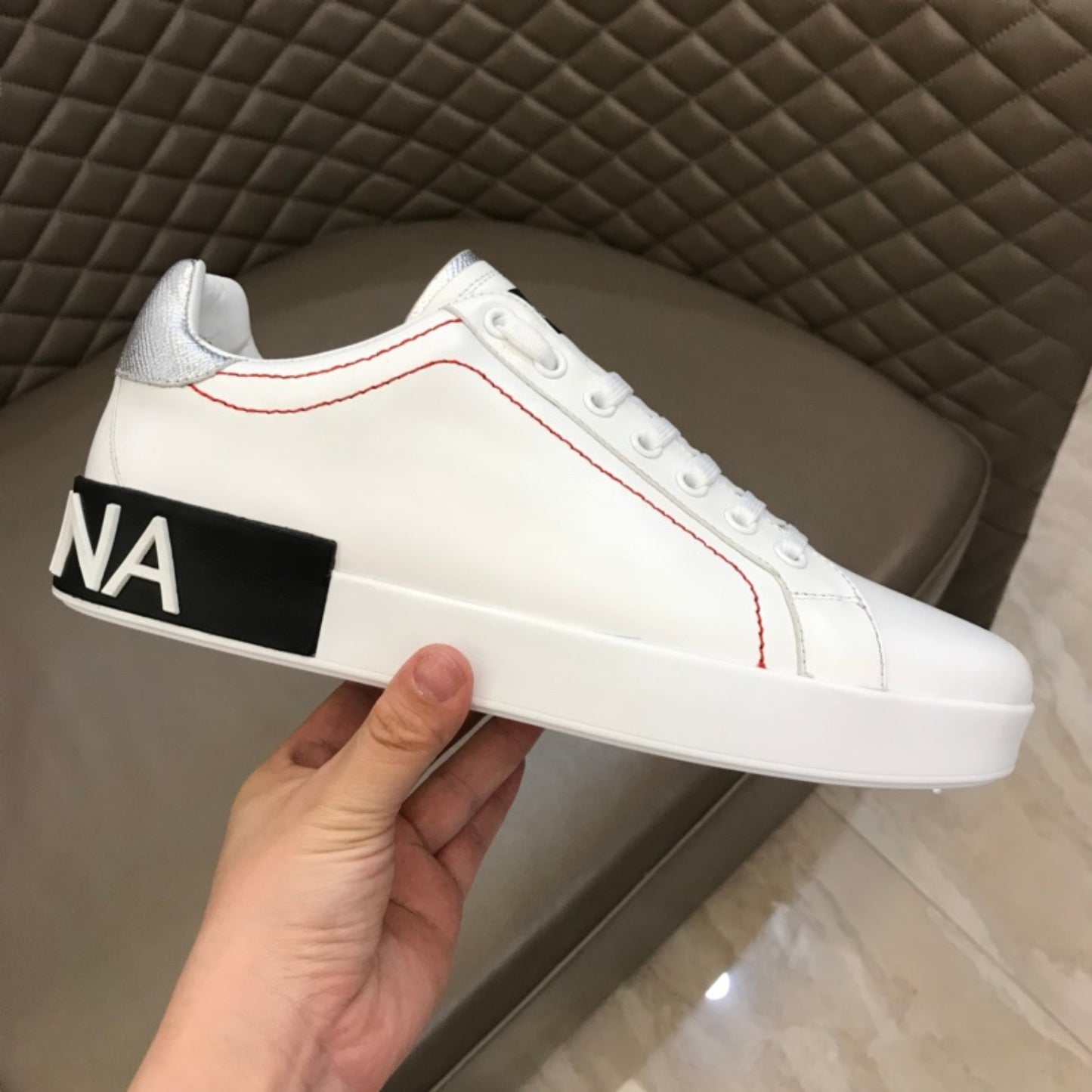 Tenis DG Portofino Couro Branco com Prata e Preto