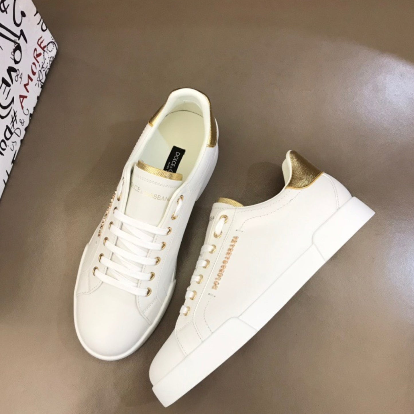 Tenis DG Portofino Couro Liso Branco com Dourado