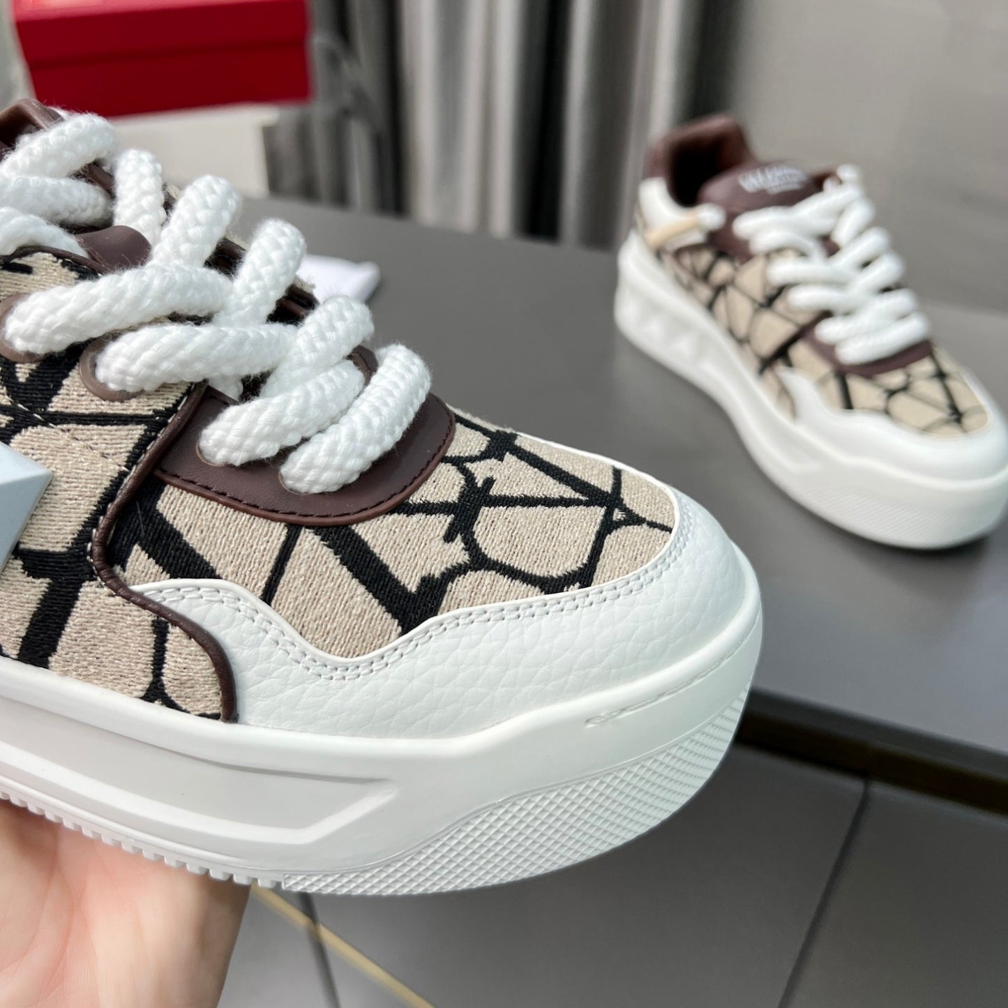 Tênis VLT One Stud XL de Couro Branco com Marrom
