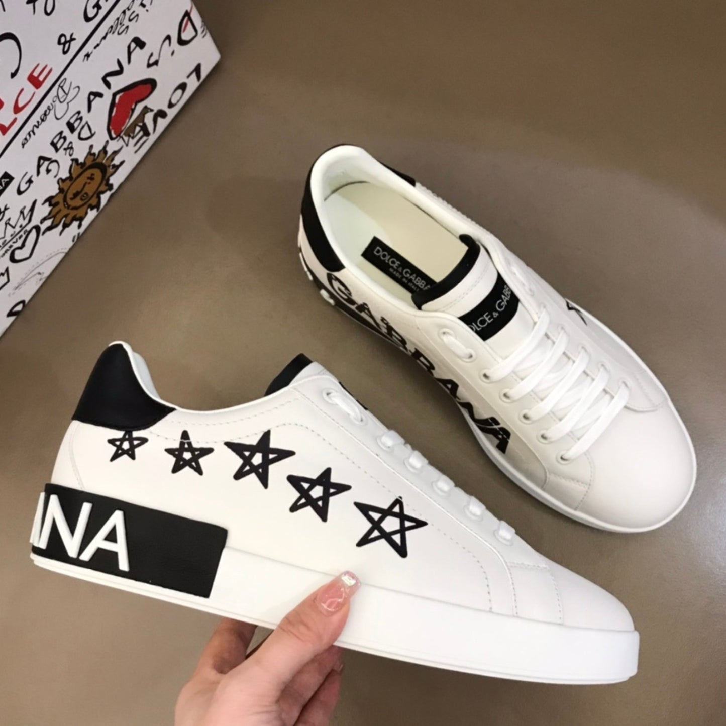 Tenis DG Portofino Couro Branco com Preto e Detalhes em Estrela