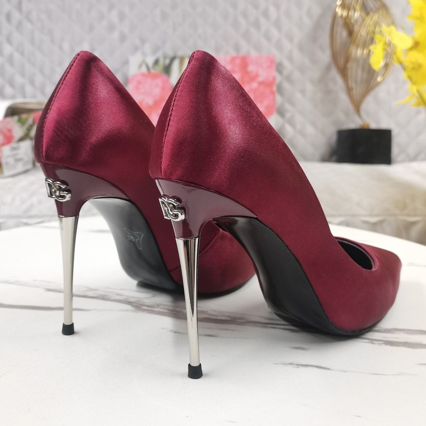 Scarpin DG Vinho com Logo no salto 10,5cm