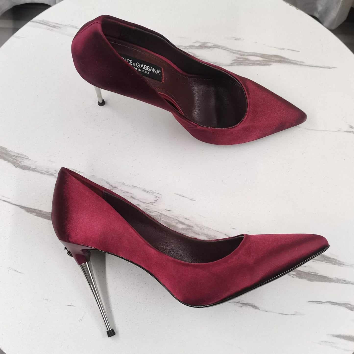Scarpin DG Vinho com Logo no salto 10,5cm