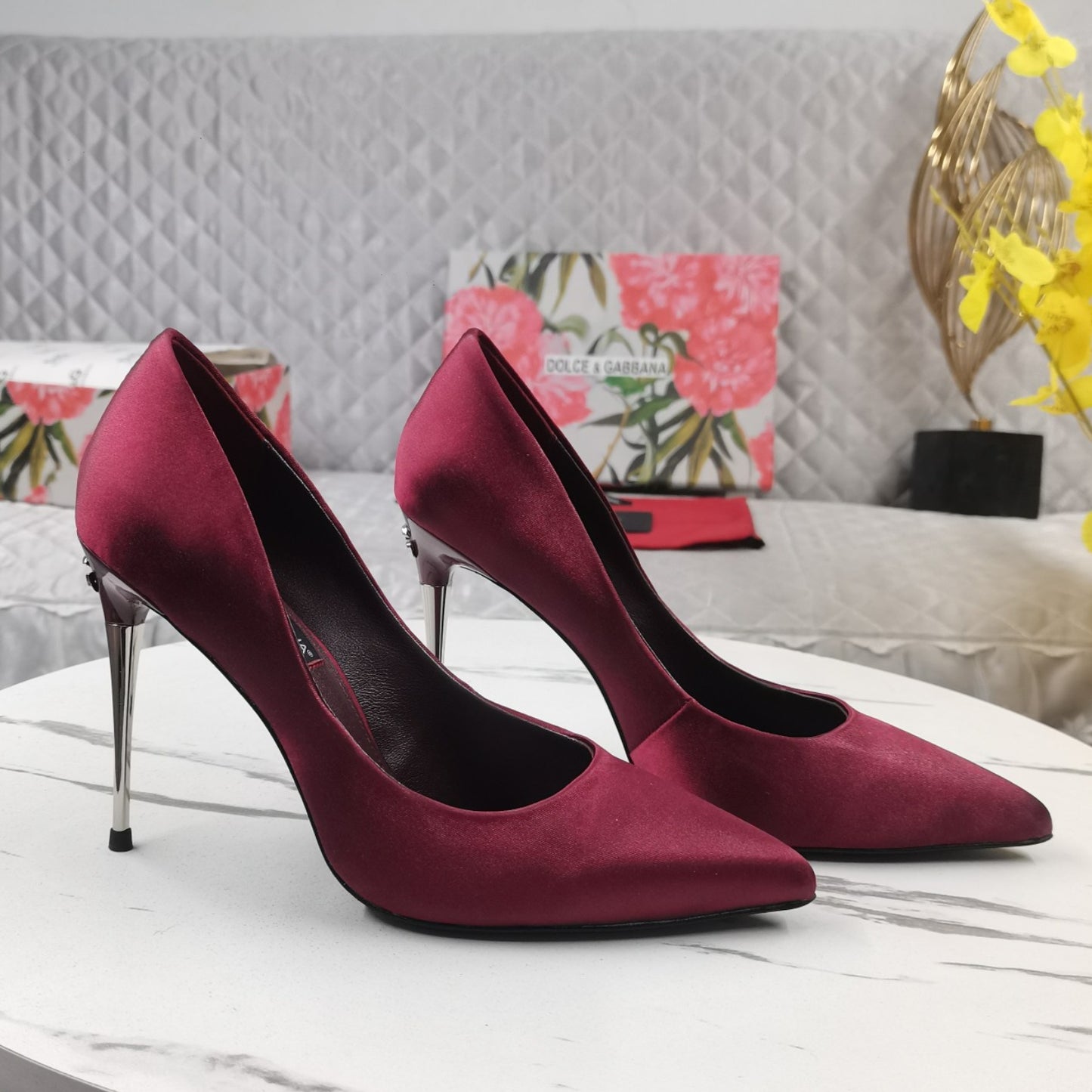 Scarpin DG Vinho com Logo no salto 10,5cm