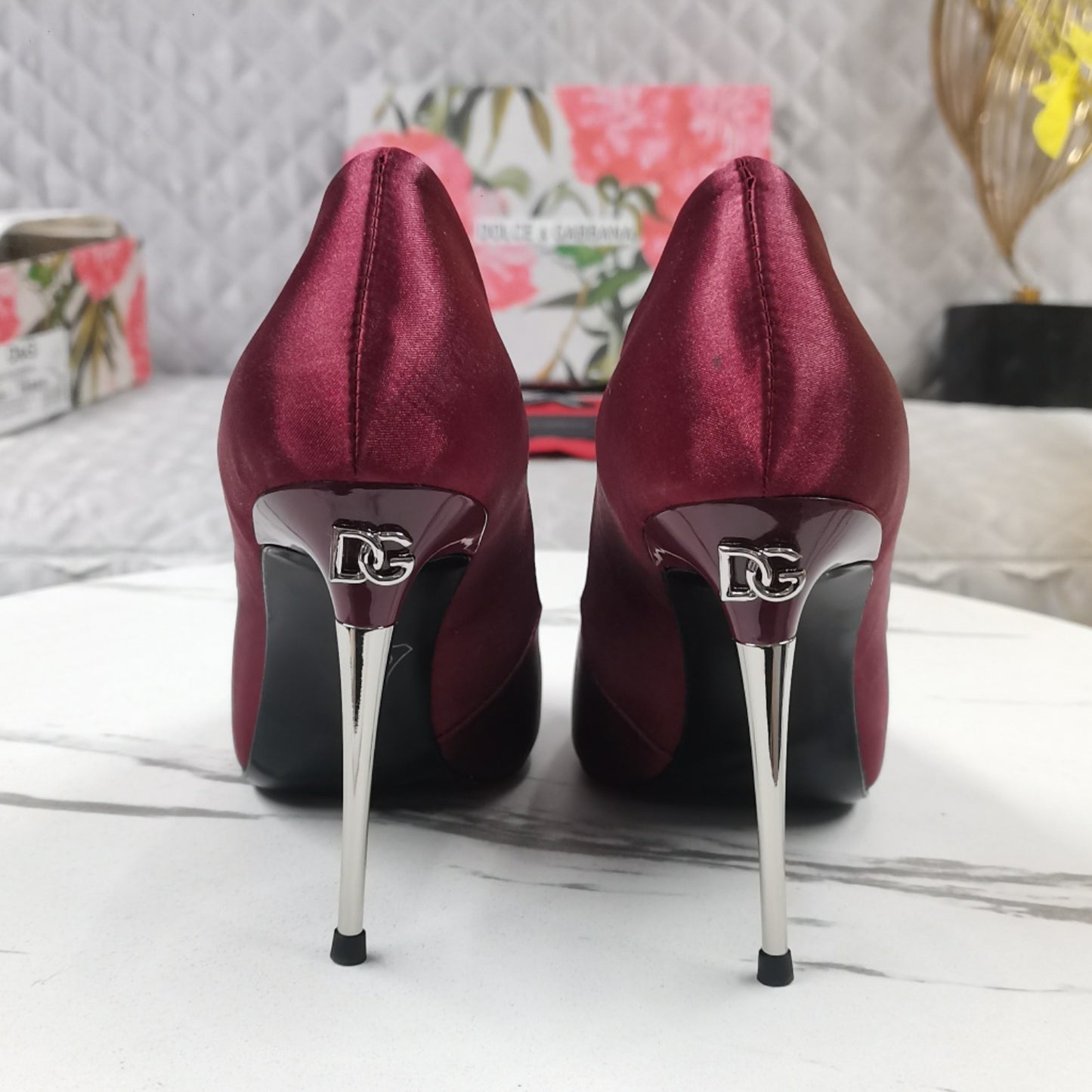 Scarpin DG Vinho com Logo no salto 10,5cm
