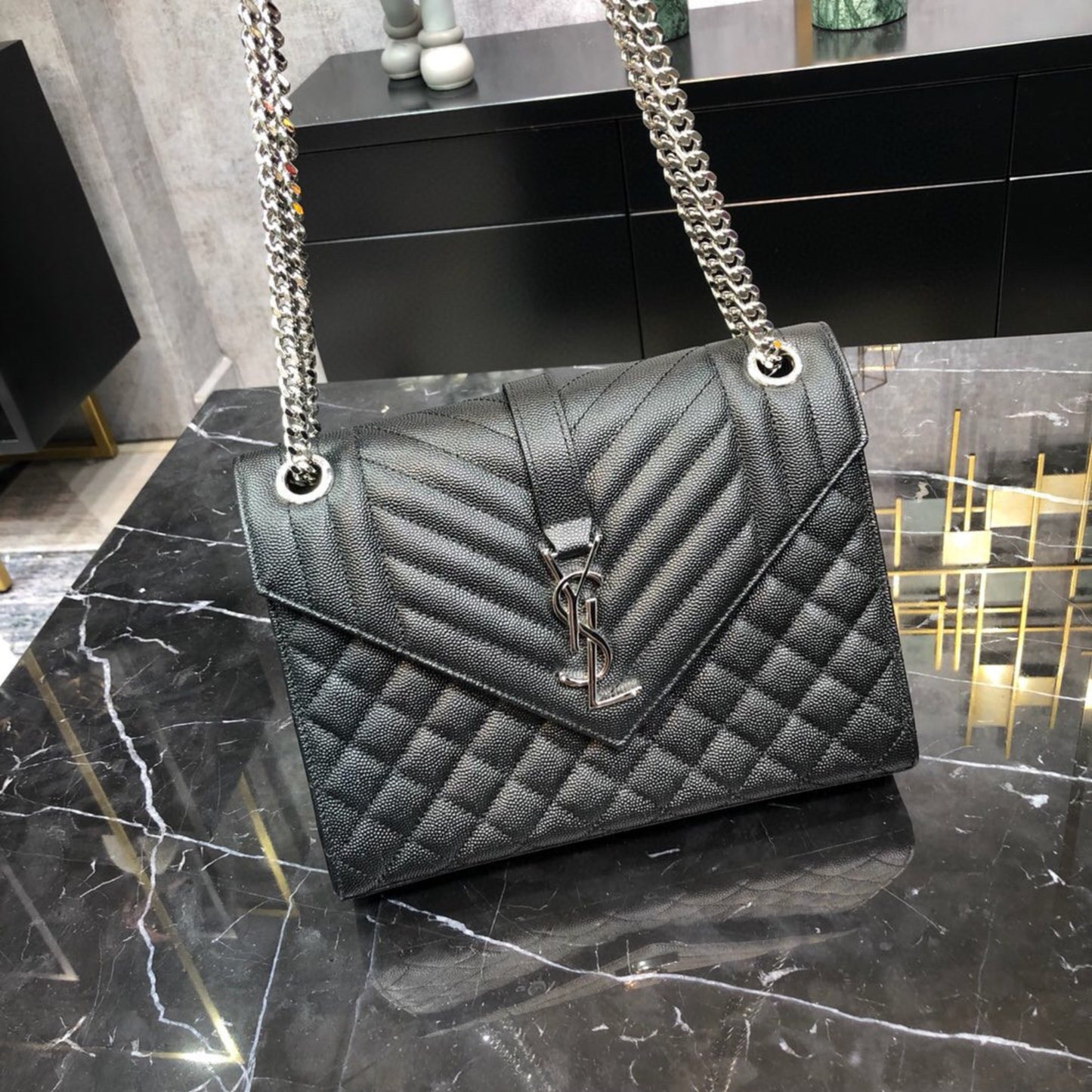 Bolsa YSL tiracolo Envelope Média Preta 24cm