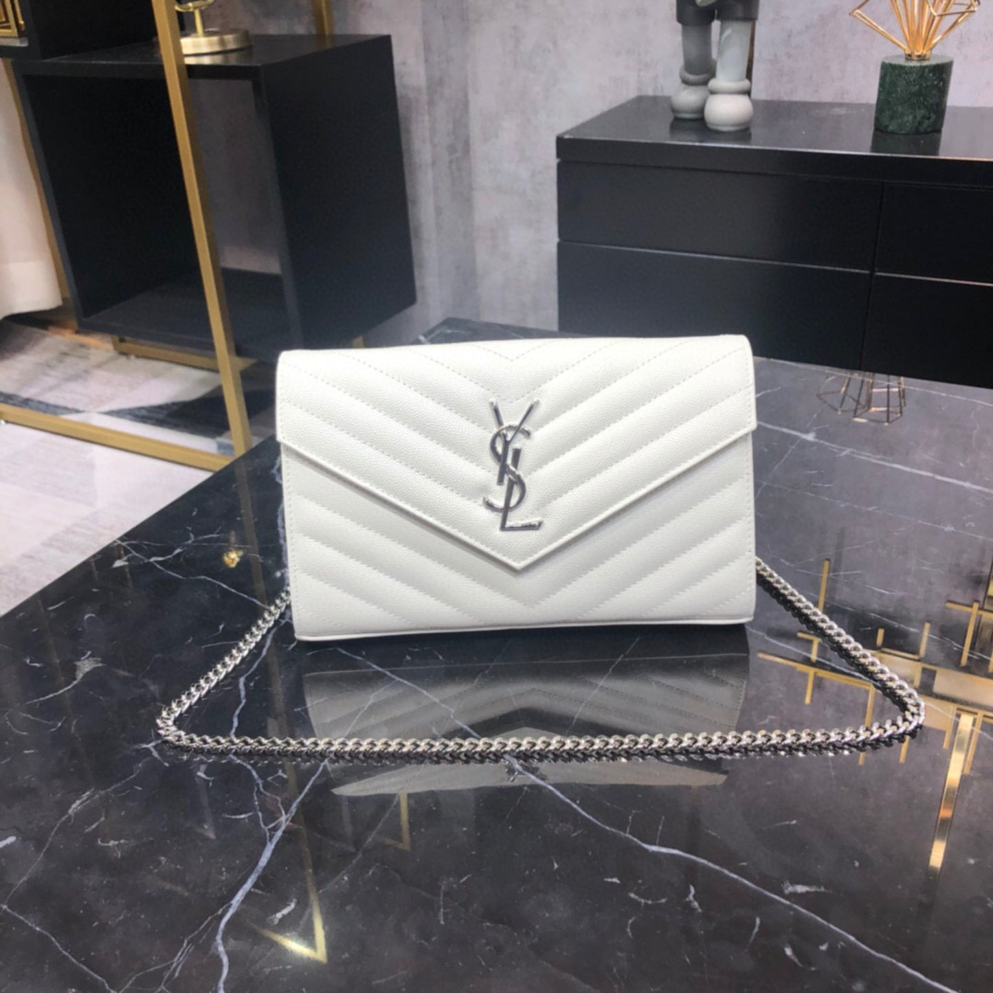 Bolsa YSL Monograma Pequena Branca com logo Prata
