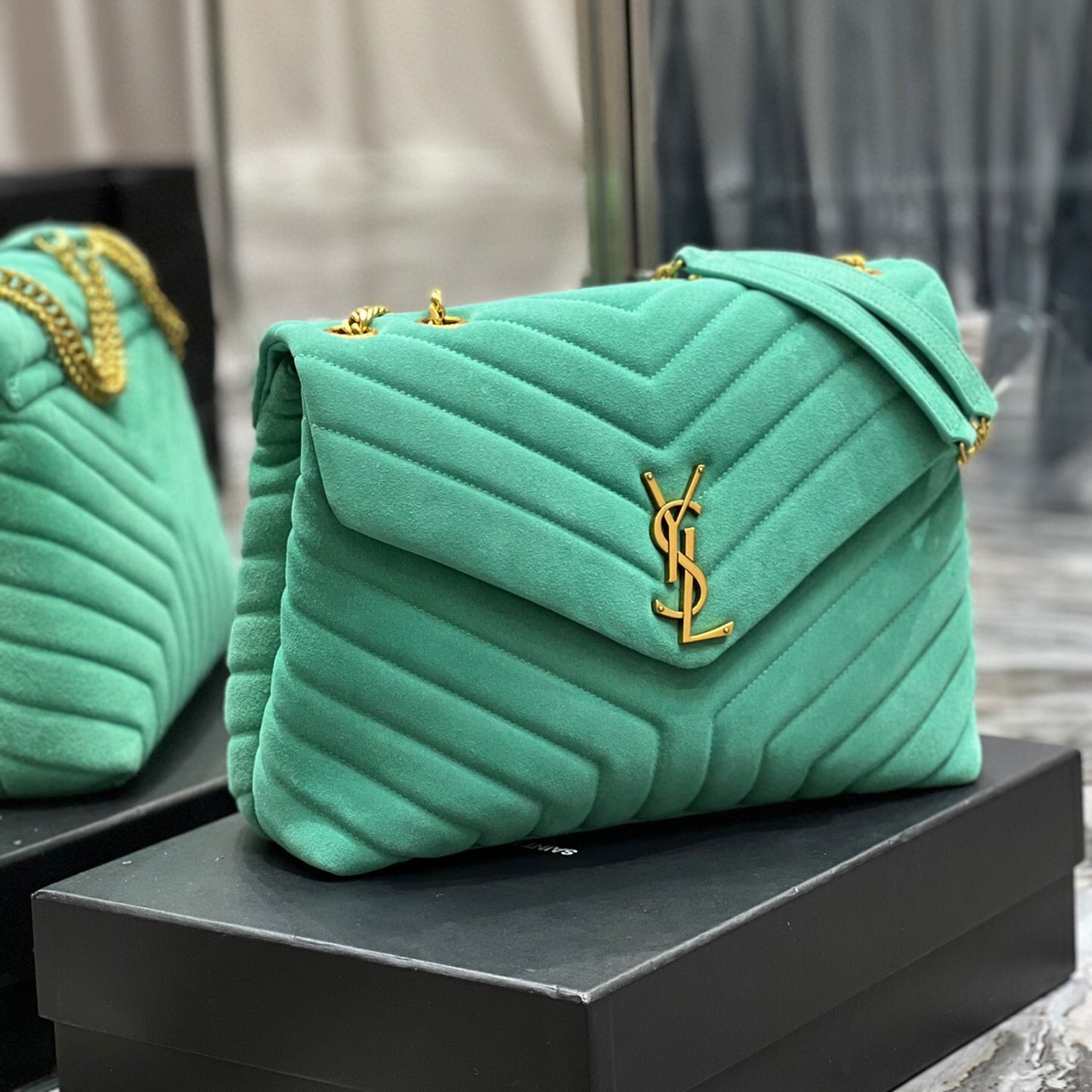 Bolsa YSL Tiracollo LouLou Verde com dourado