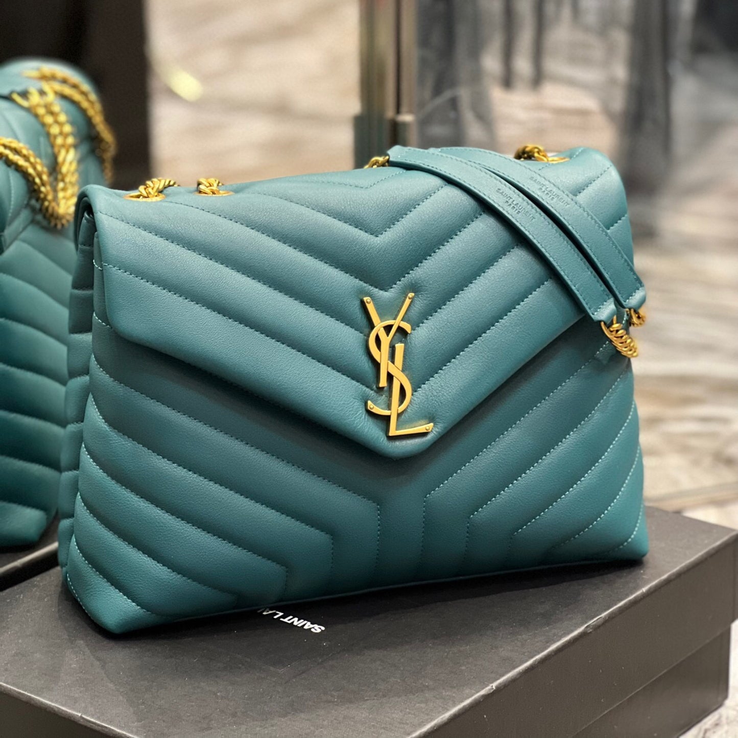 Bolsa YSL Tiracollo LouLou Azul Turqueza com dourado