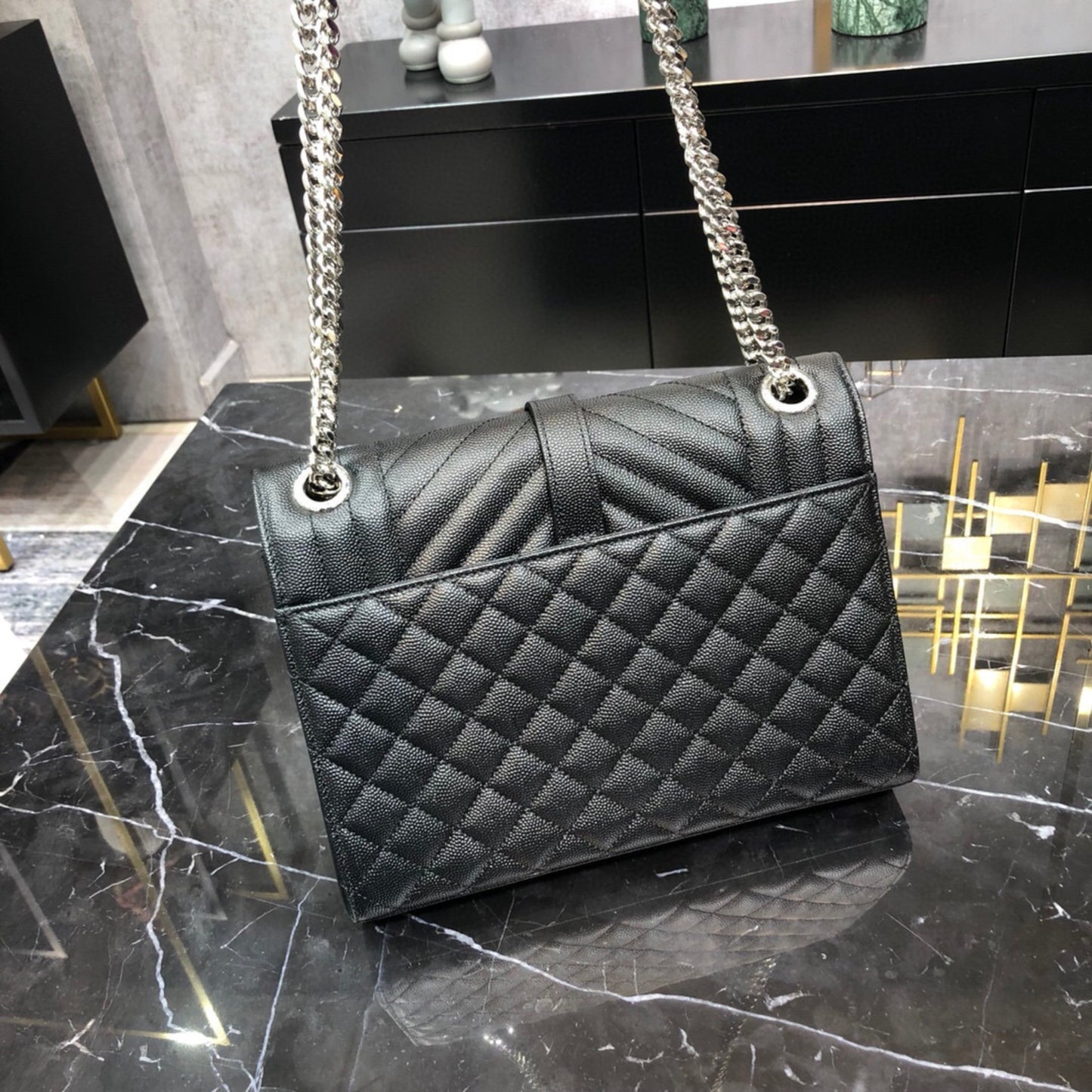 Bolsa YSL tiracolo Envelope Média Preta 24cm