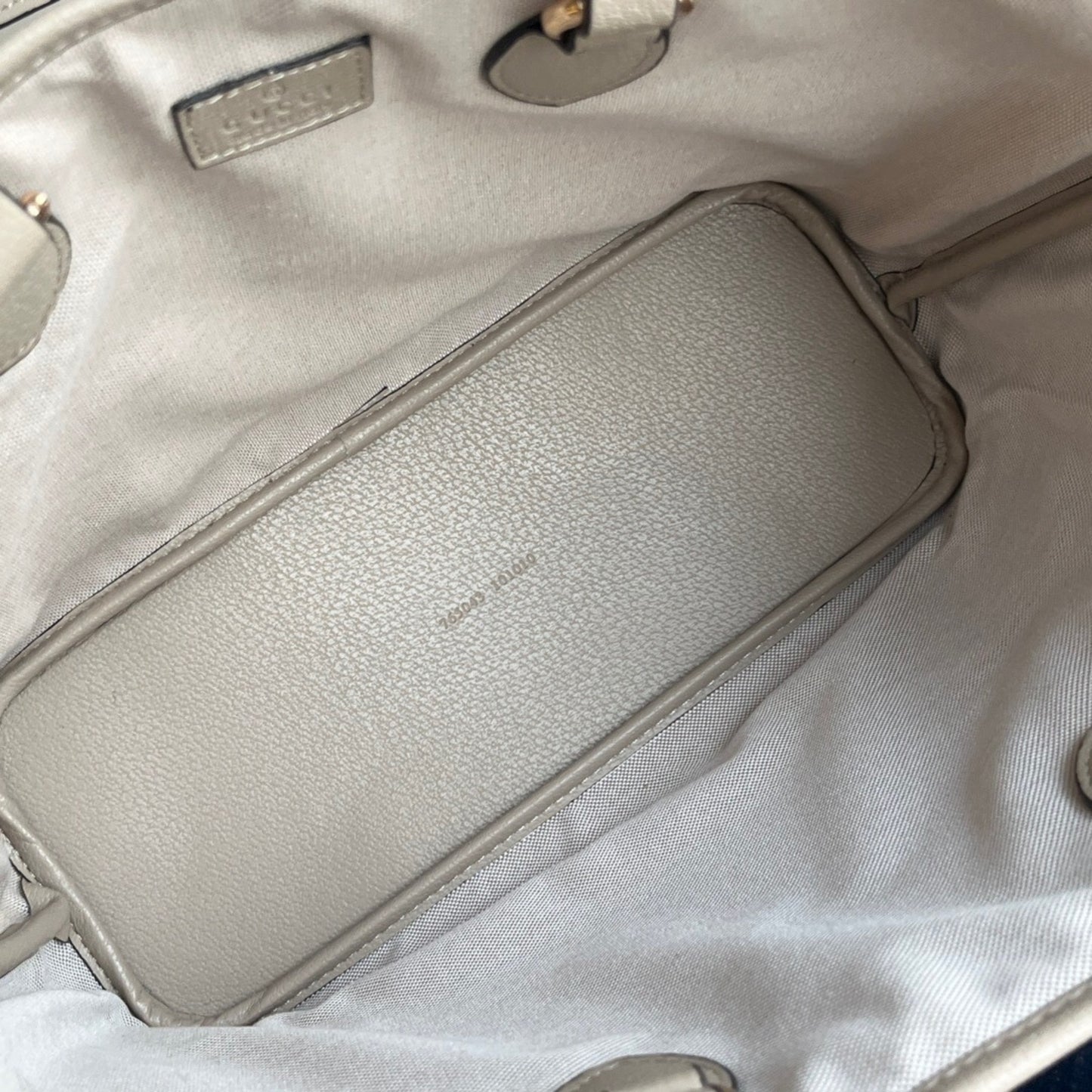 Bolsa GG Ophidia Supreme Pequena bege e branca 31cm