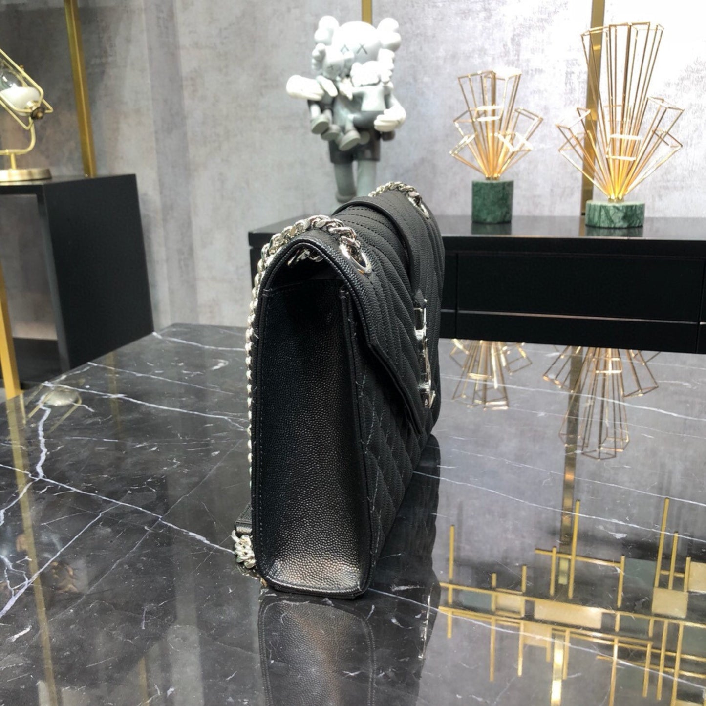 Bolsa YSL tiracolo Envelope Média Preta 24cm