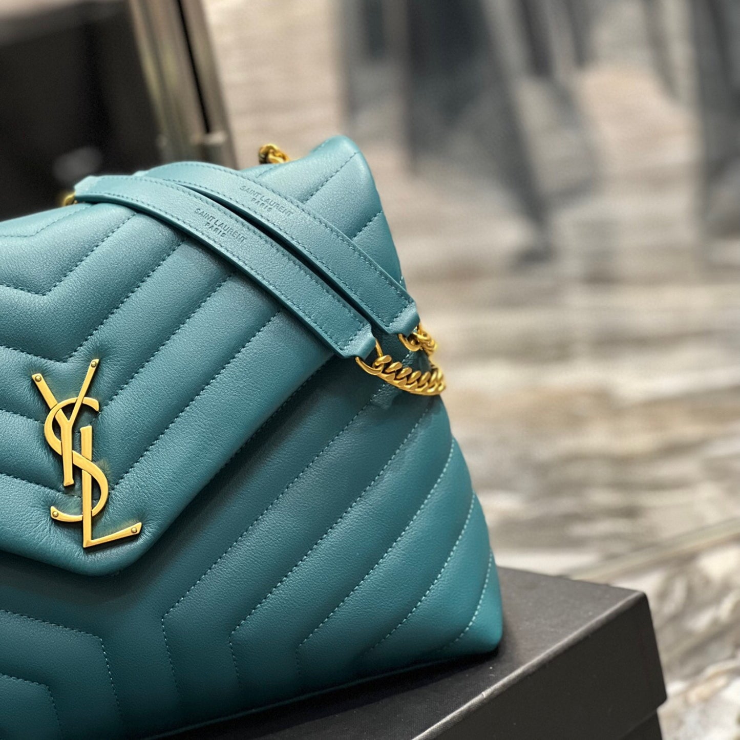Bolsa YSL Tiracollo LouLou Azul Turqueza com dourado