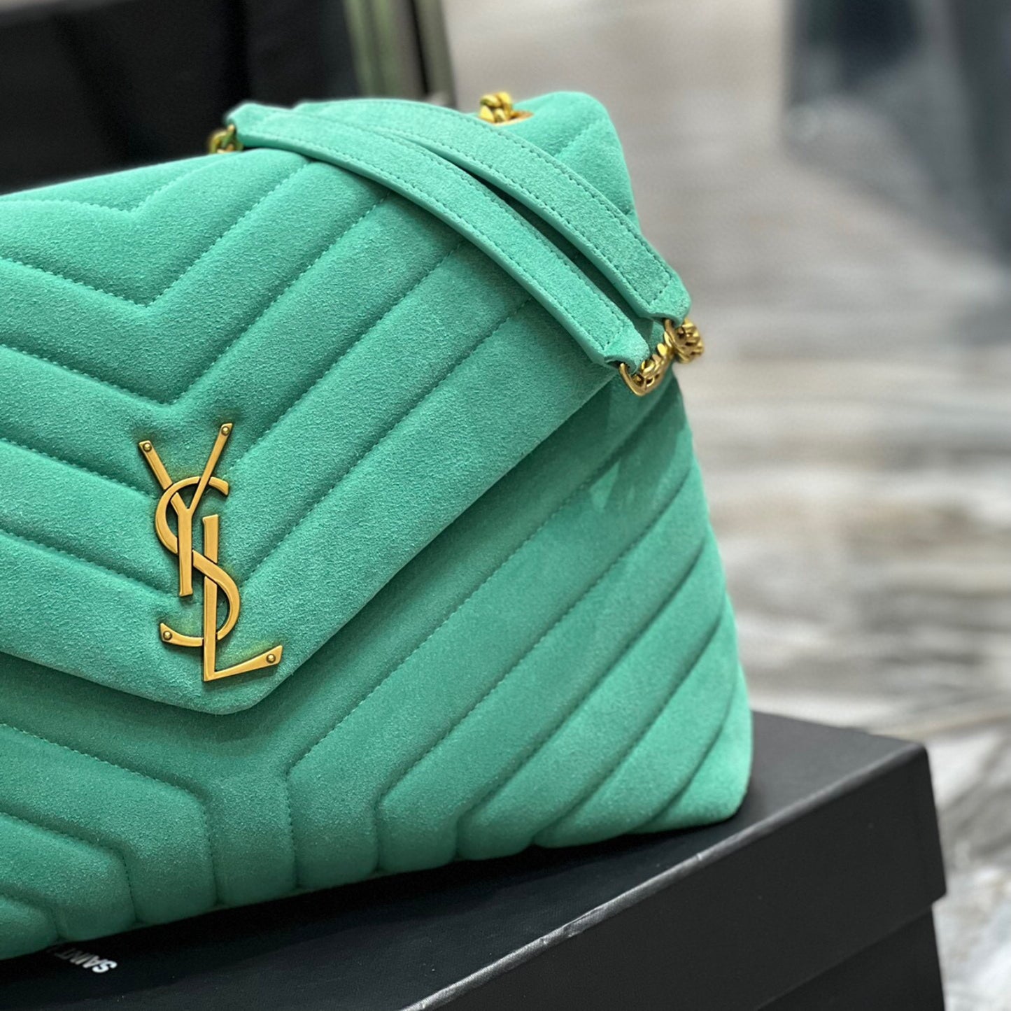 Bolsa YSL Tiracollo LouLou Verde com dourado
