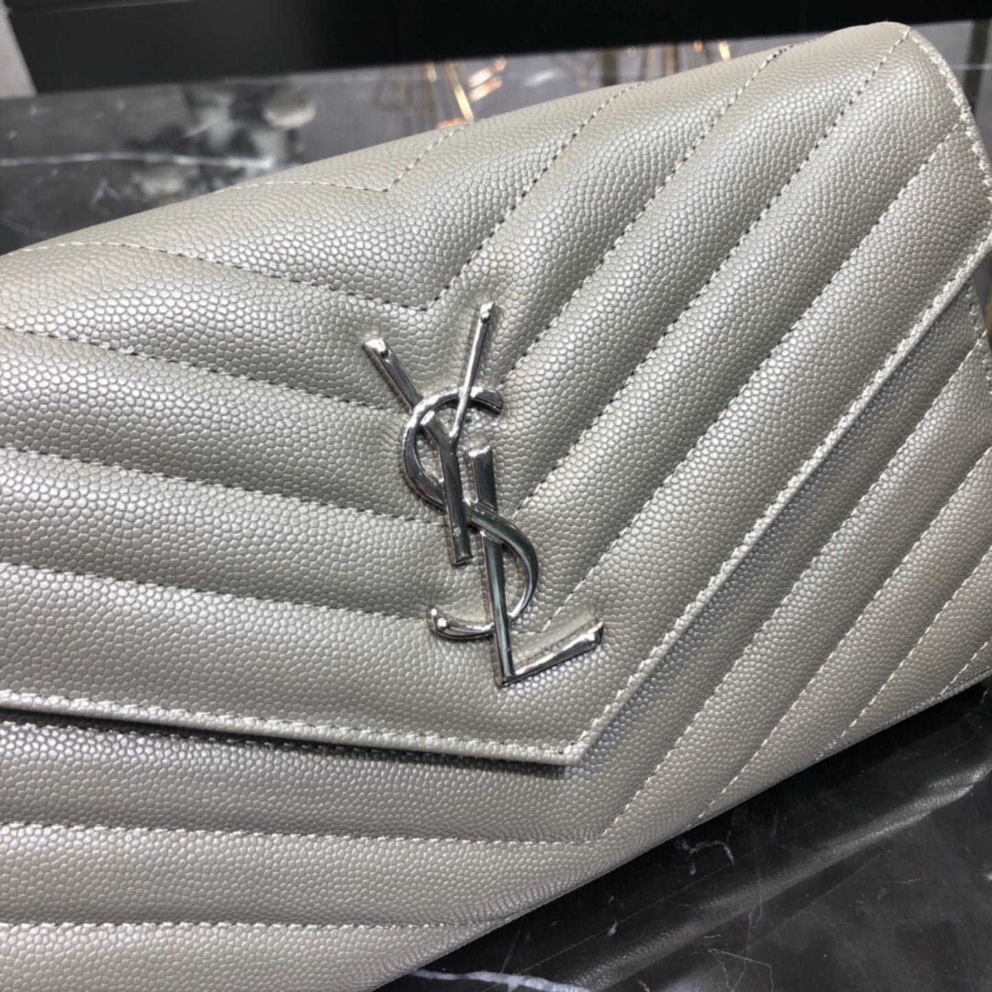 Bolsa YSL Monograma Pequena Cinza