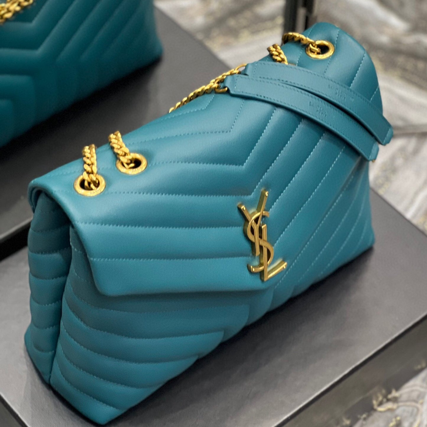 Bolsa YSL Tiracollo LouLou Azul Turqueza com dourado