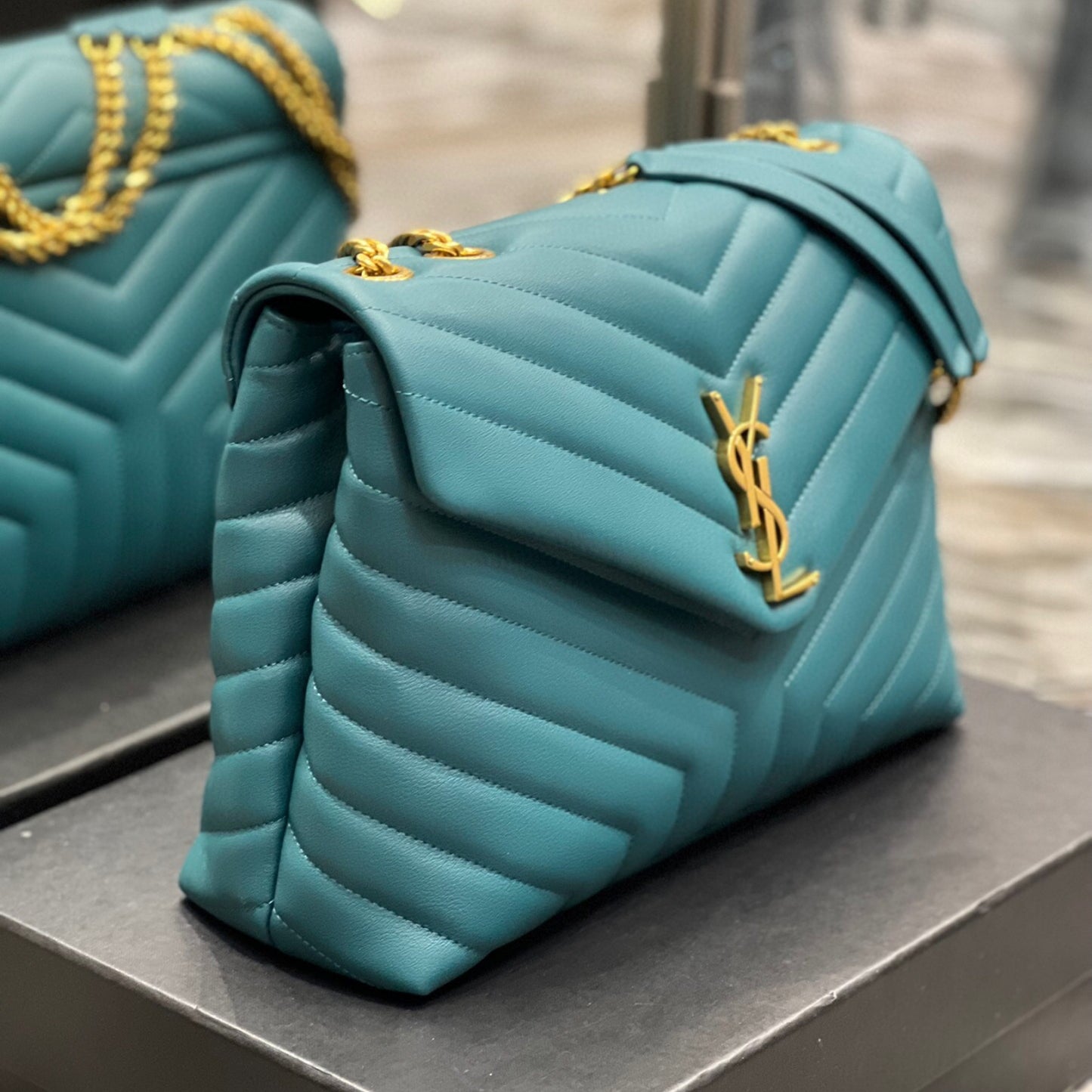 Bolsa YSL Tiracollo LouLou Azul Turqueza com dourado