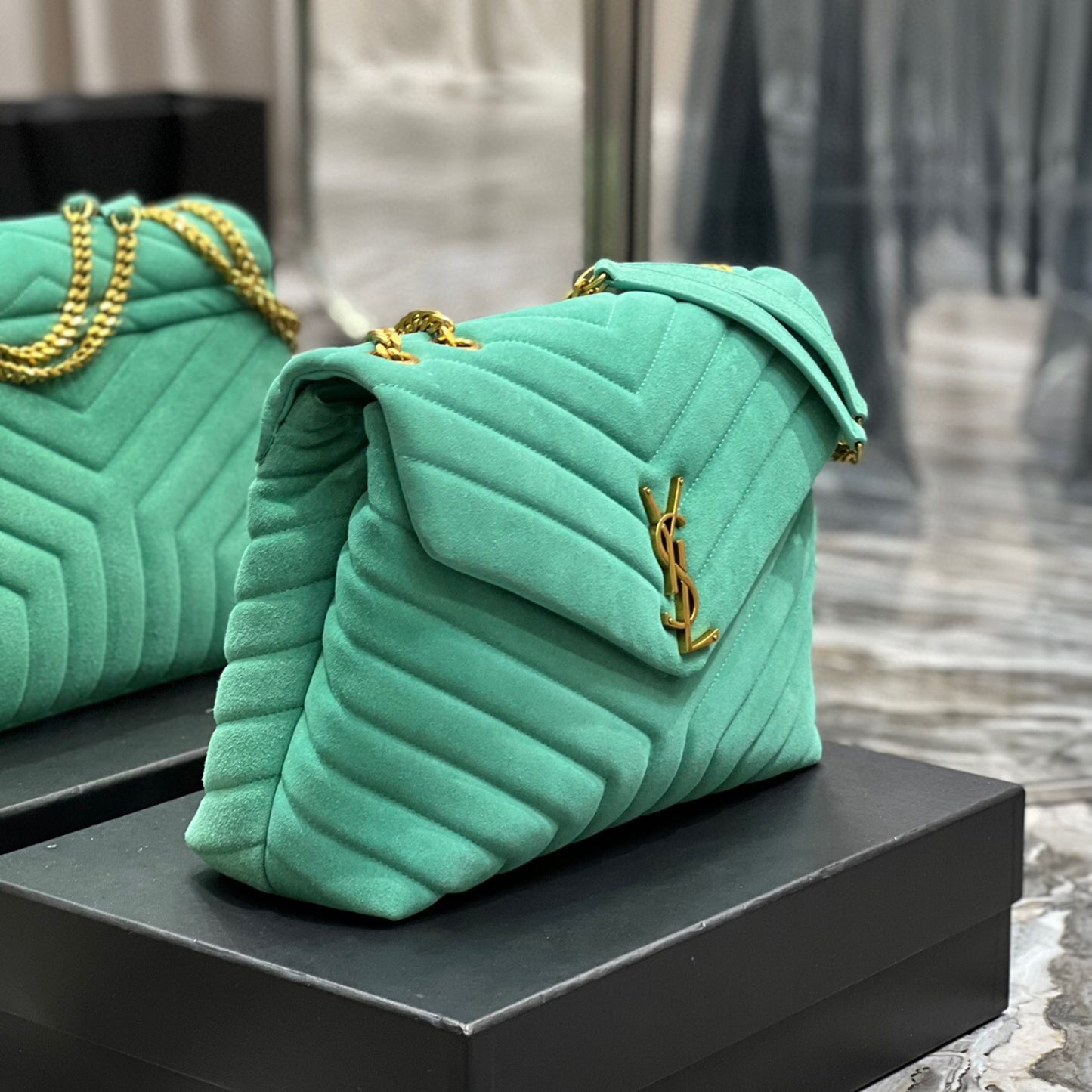 Bolsa YSL Tiracollo LouLou Verde com dourado