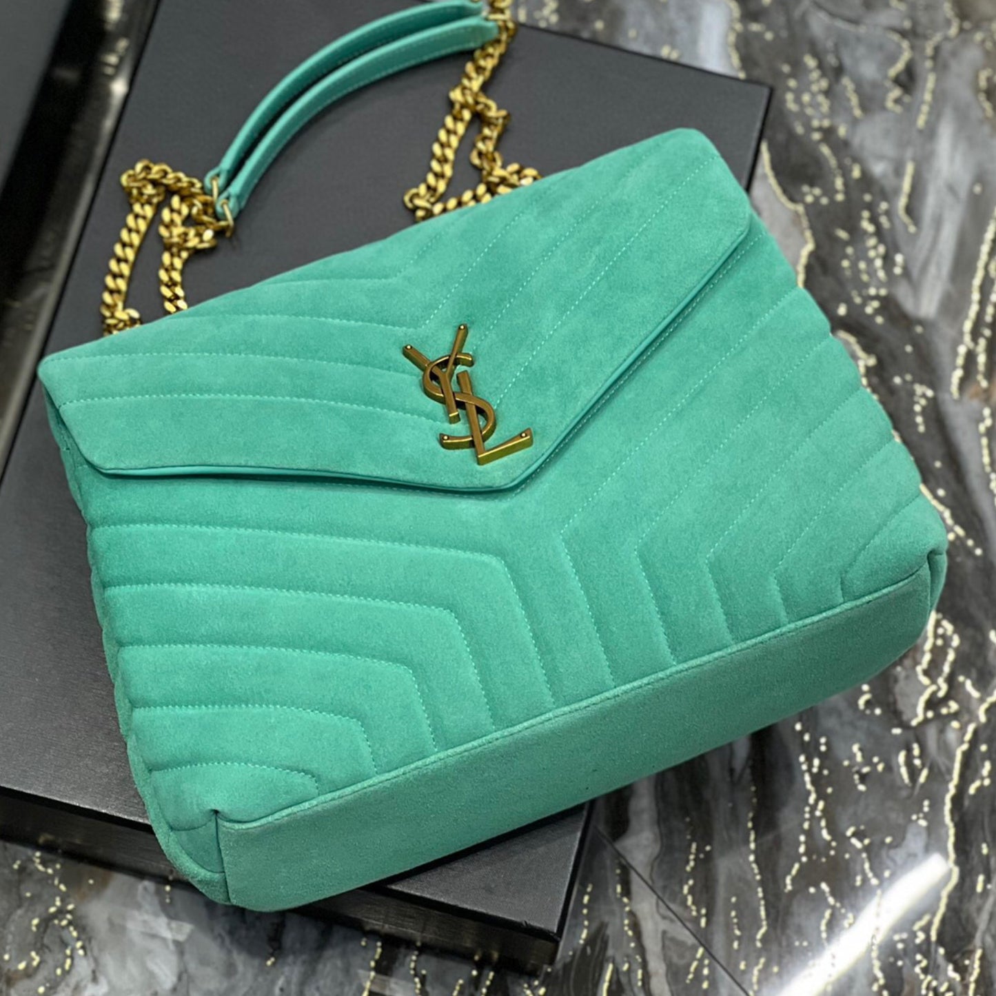 Bolsa YSL Tiracollo LouLou Verde com dourado