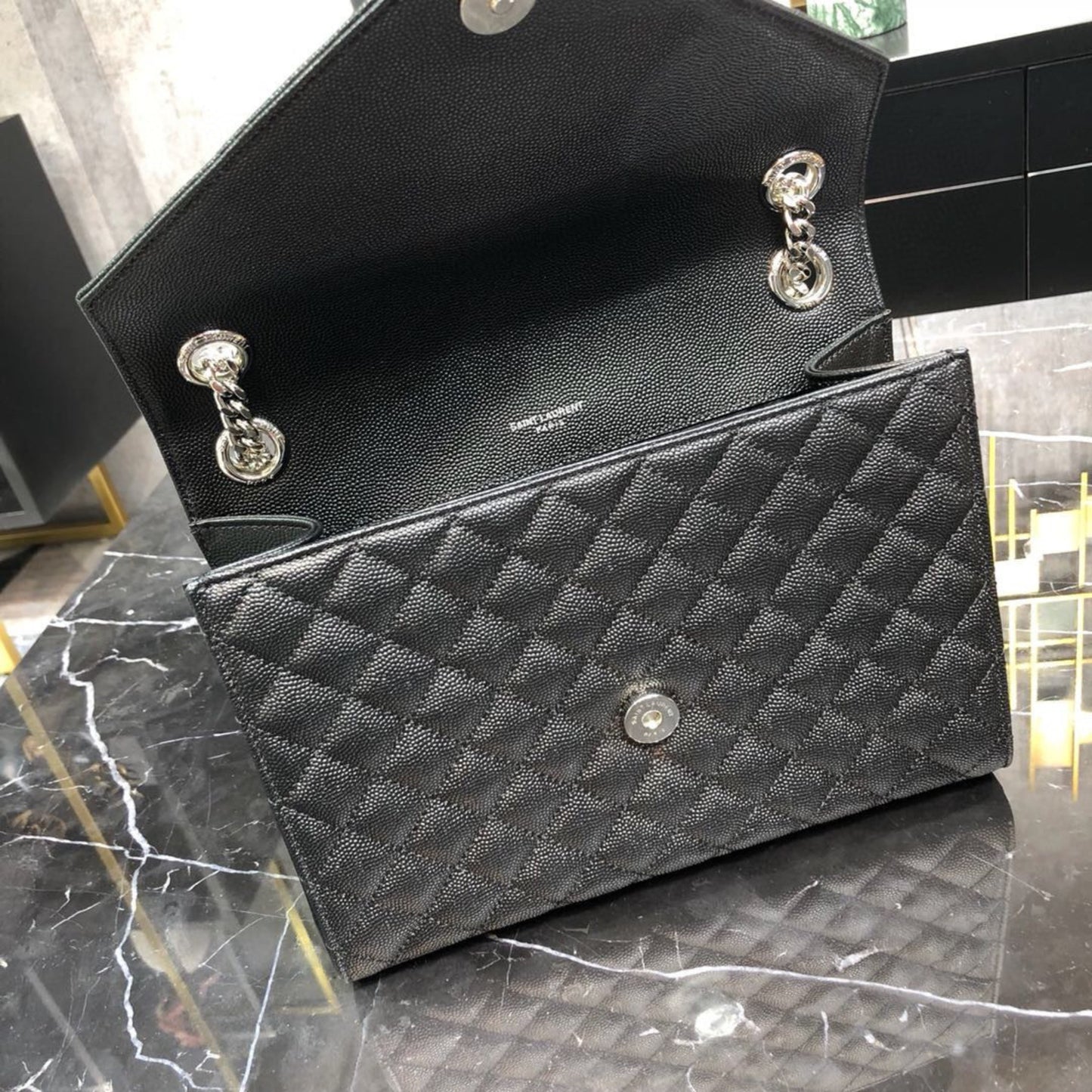 Bolsa YSL tiracolo Envelope Média Preta 24cm
