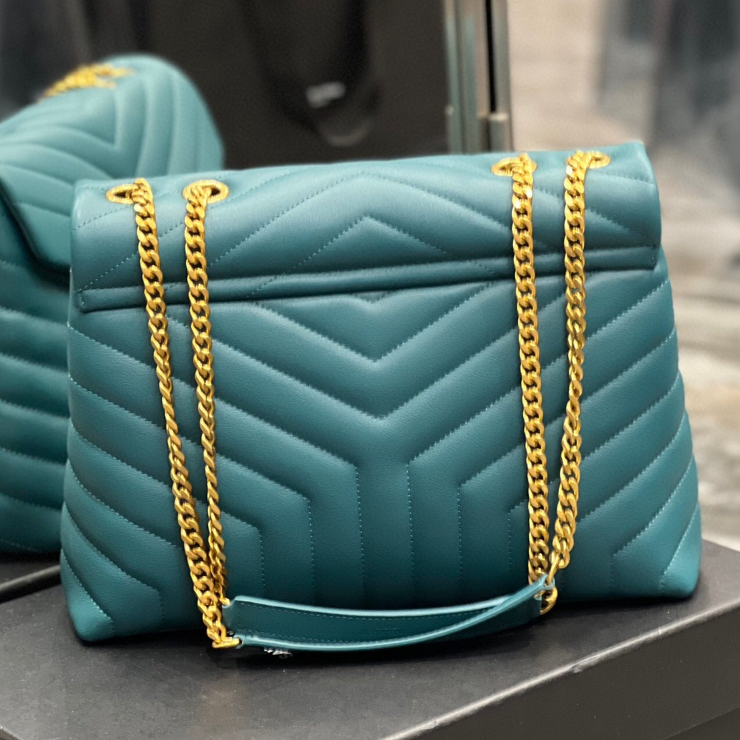 Bolsa YSL Tiracollo LouLou Azul Turqueza com dourado