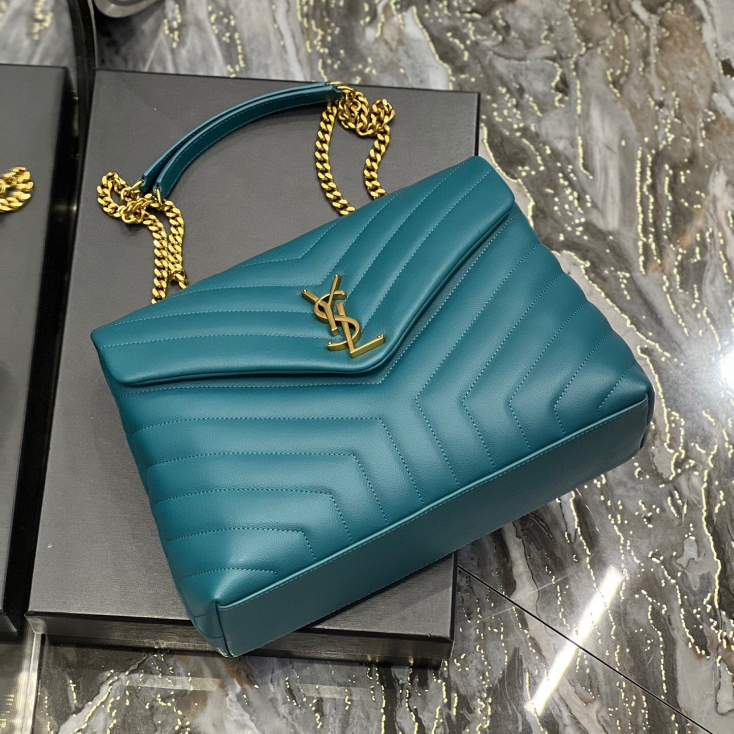 Bolsa YSL Tiracollo LouLou Azul Turqueza com dourado