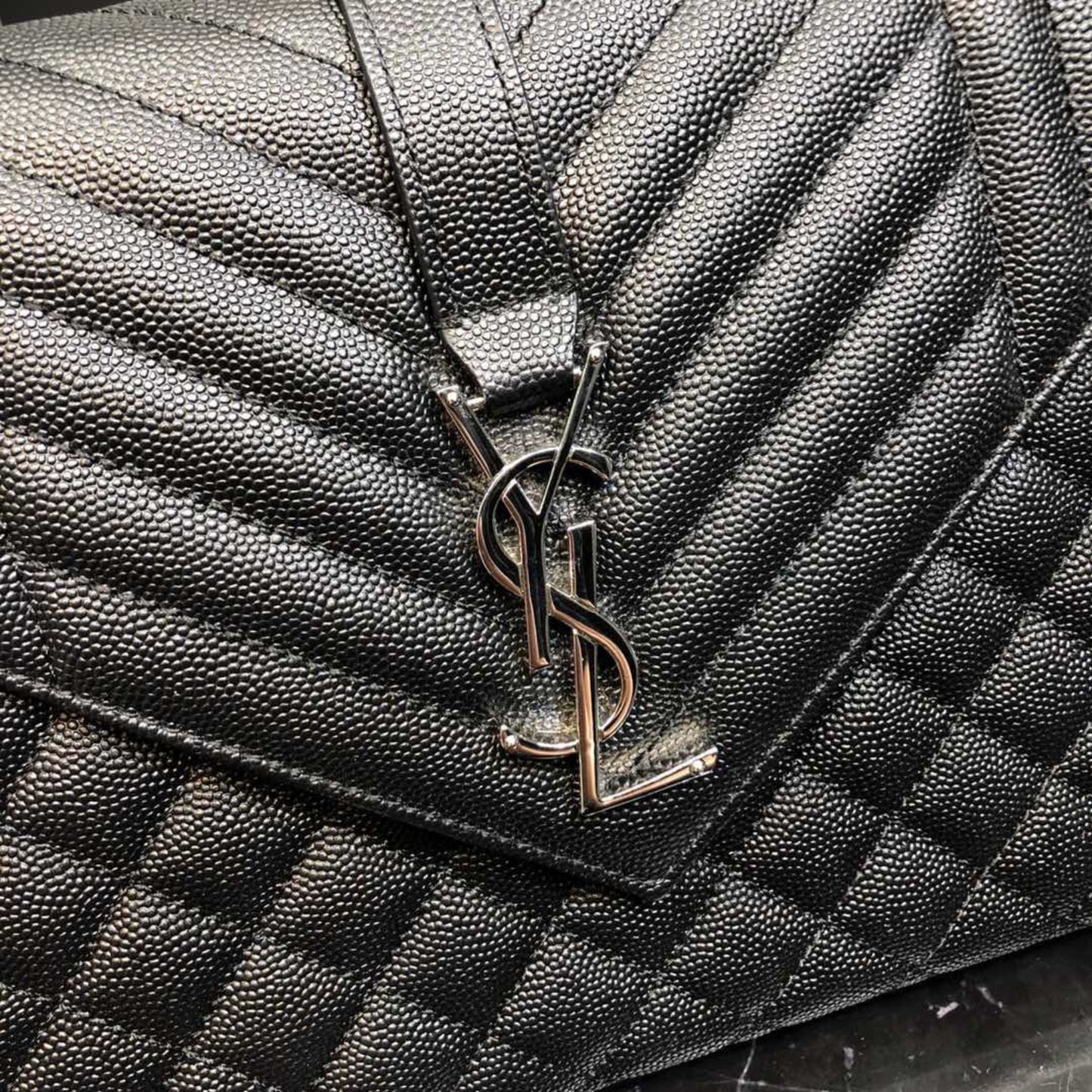 Bolsa YSL tiracolo Envelope Média Preta 24cm
