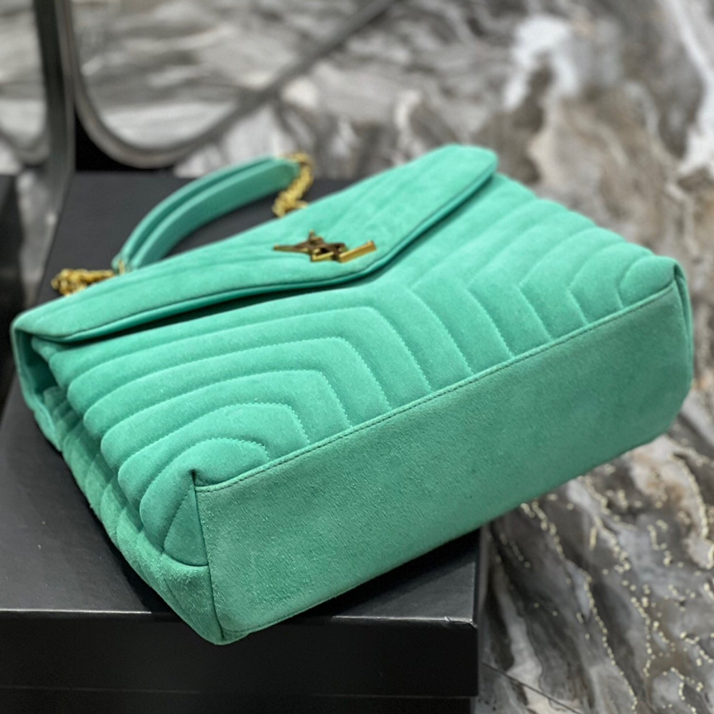 Bolsa YSL Tiracollo LouLou Verde com dourado