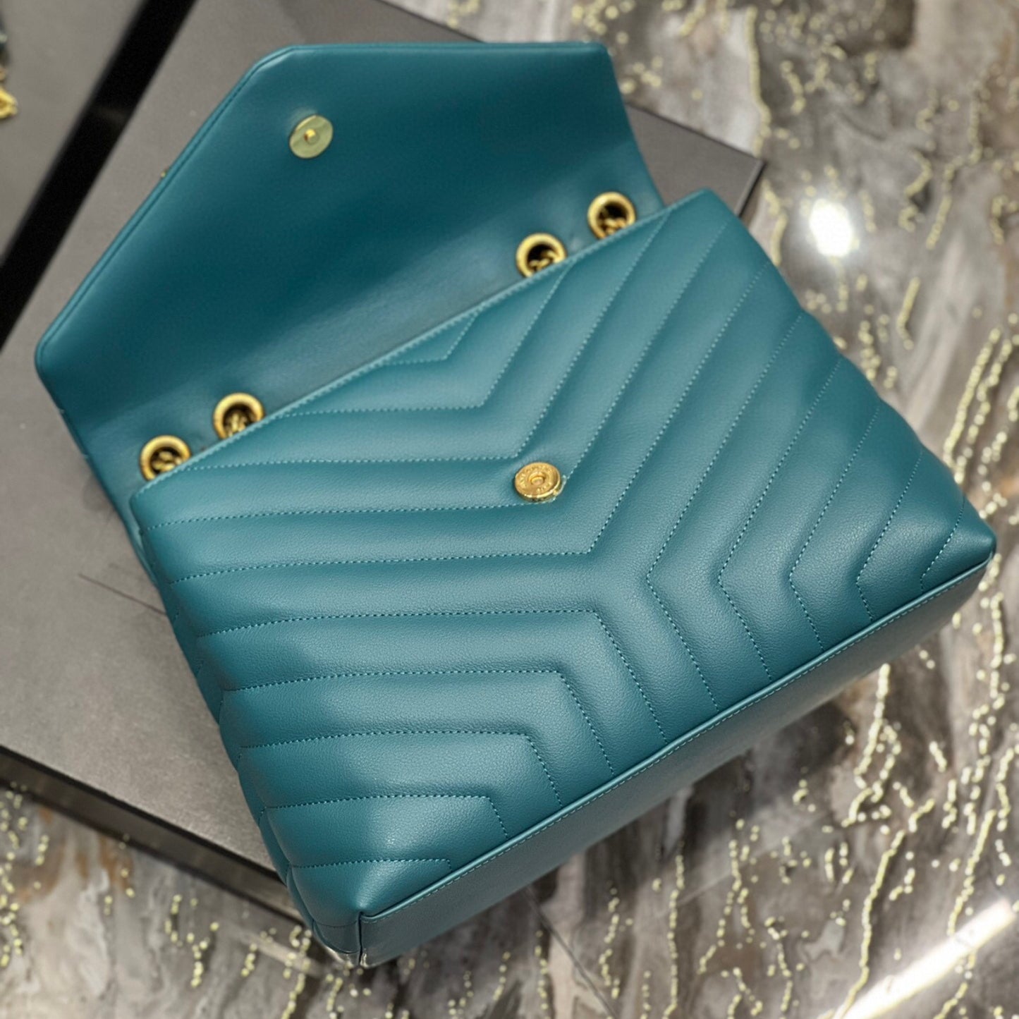 Bolsa YSL Tiracollo LouLou Azul Turqueza com dourado
