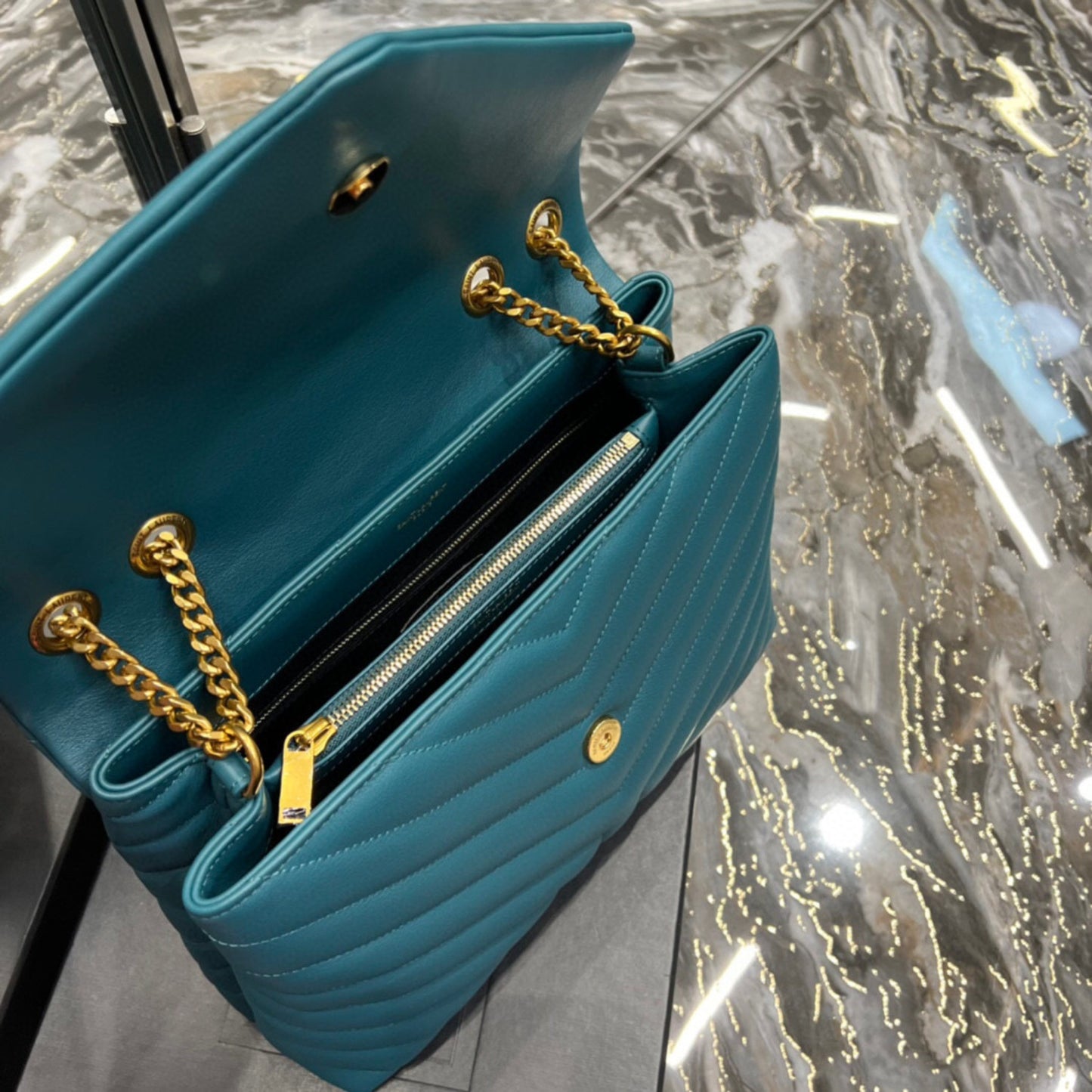 Bolsa YSL Tiracollo LouLou Azul Turqueza com dourado