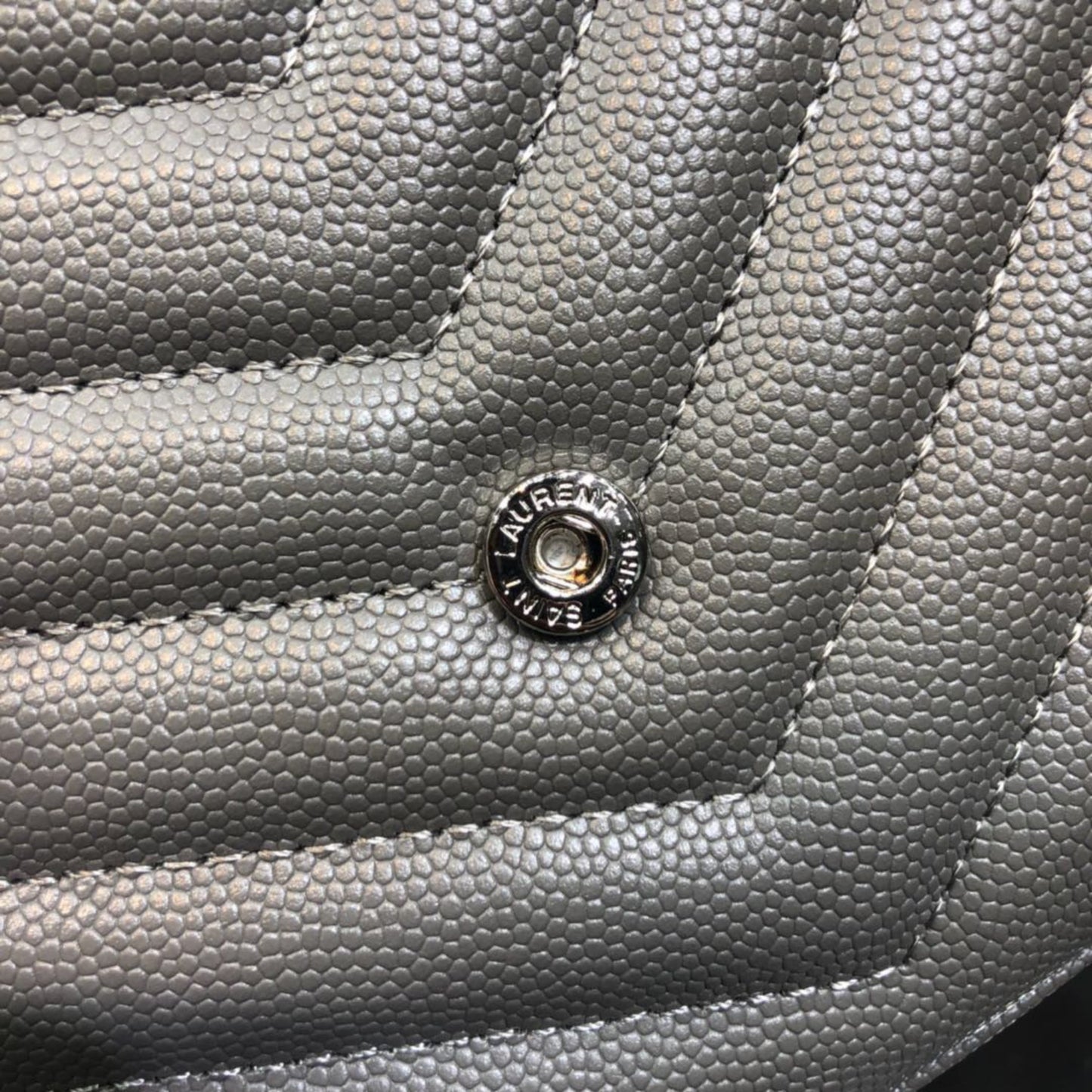Bolsa YSL Monograma Pequena Cinza