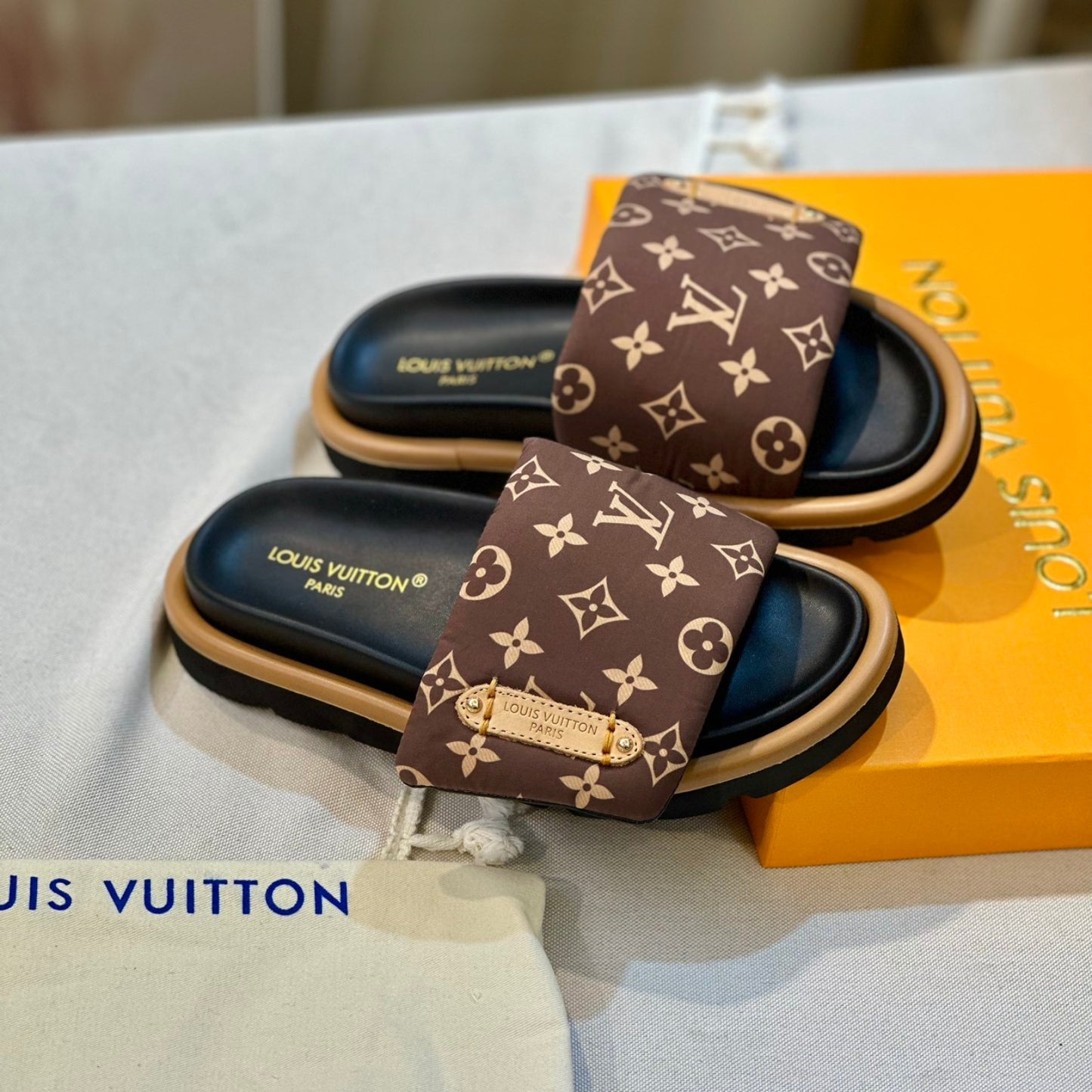 Chinelo Lv pool pillow flat comfort Marrom