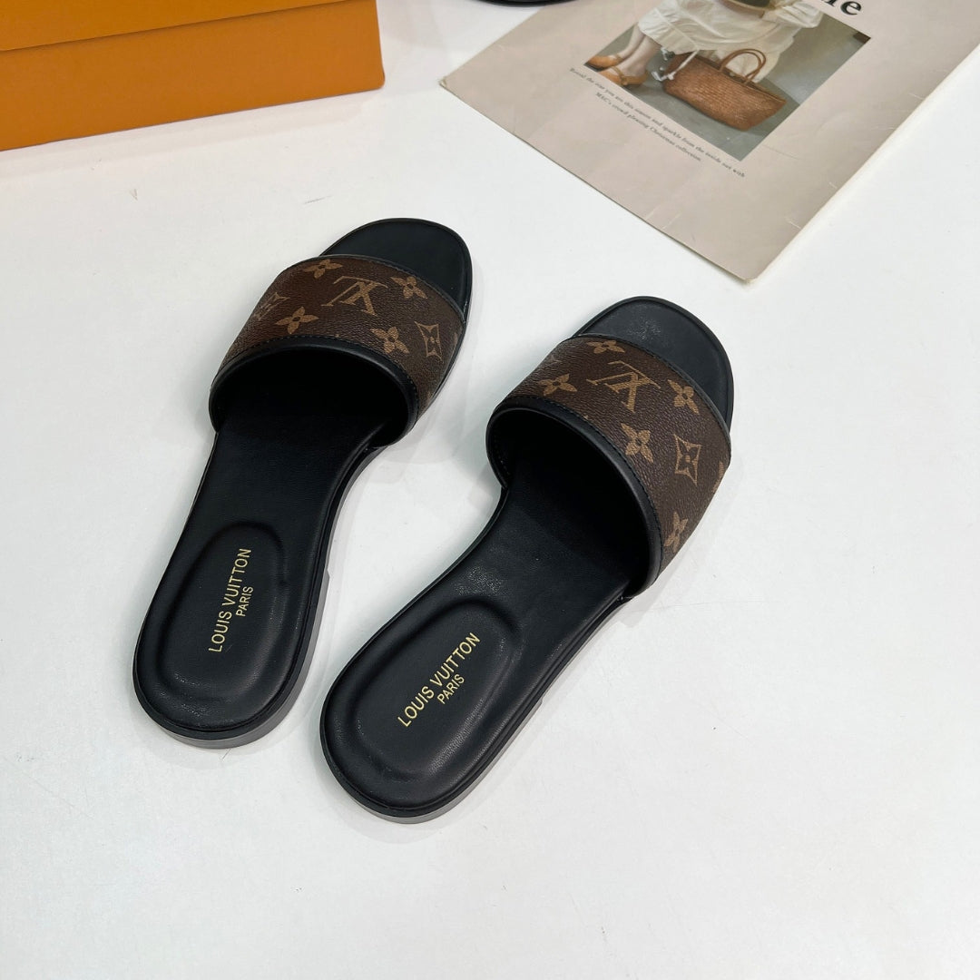 Chinelo LV Monogram Marrom