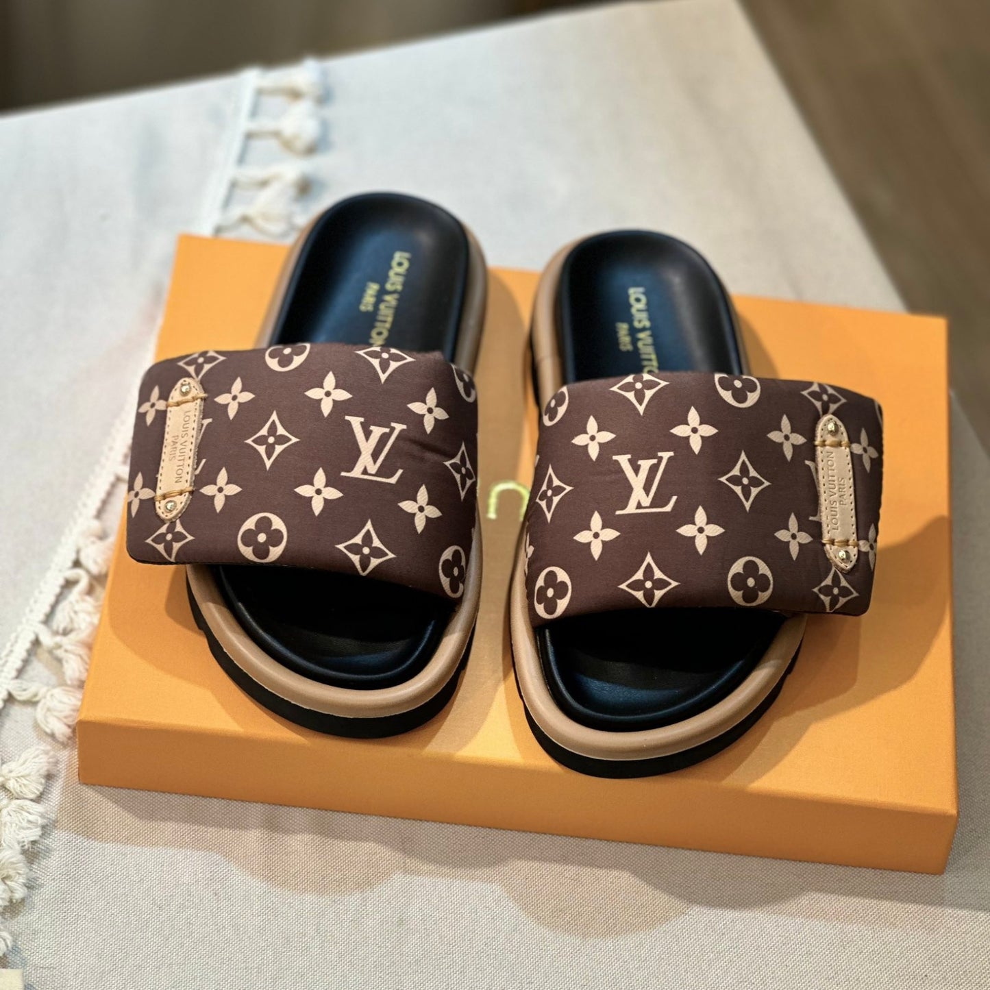Chinelo Lv pool pillow flat comfort Marrom