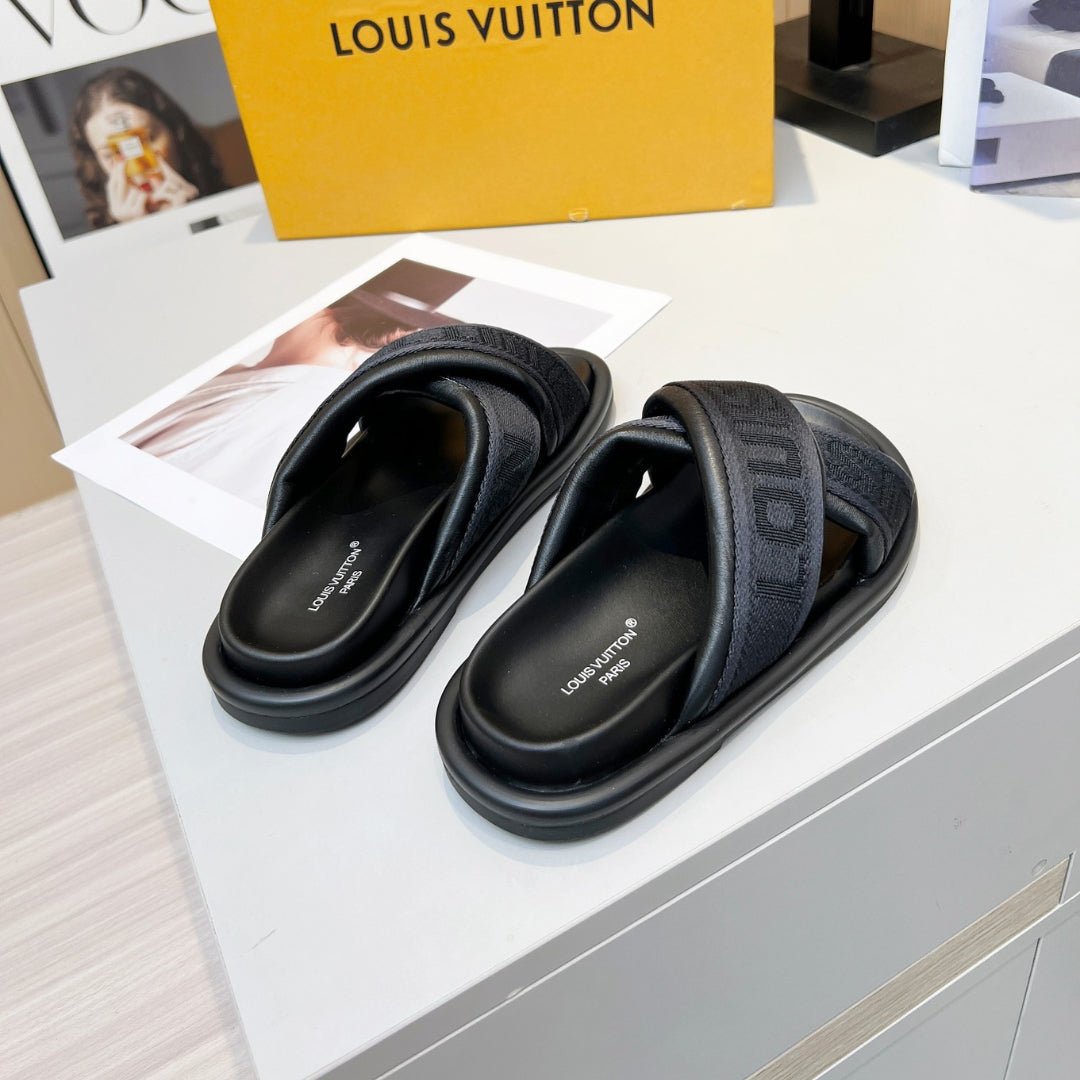 Chinelo LV Preto Couro Slide