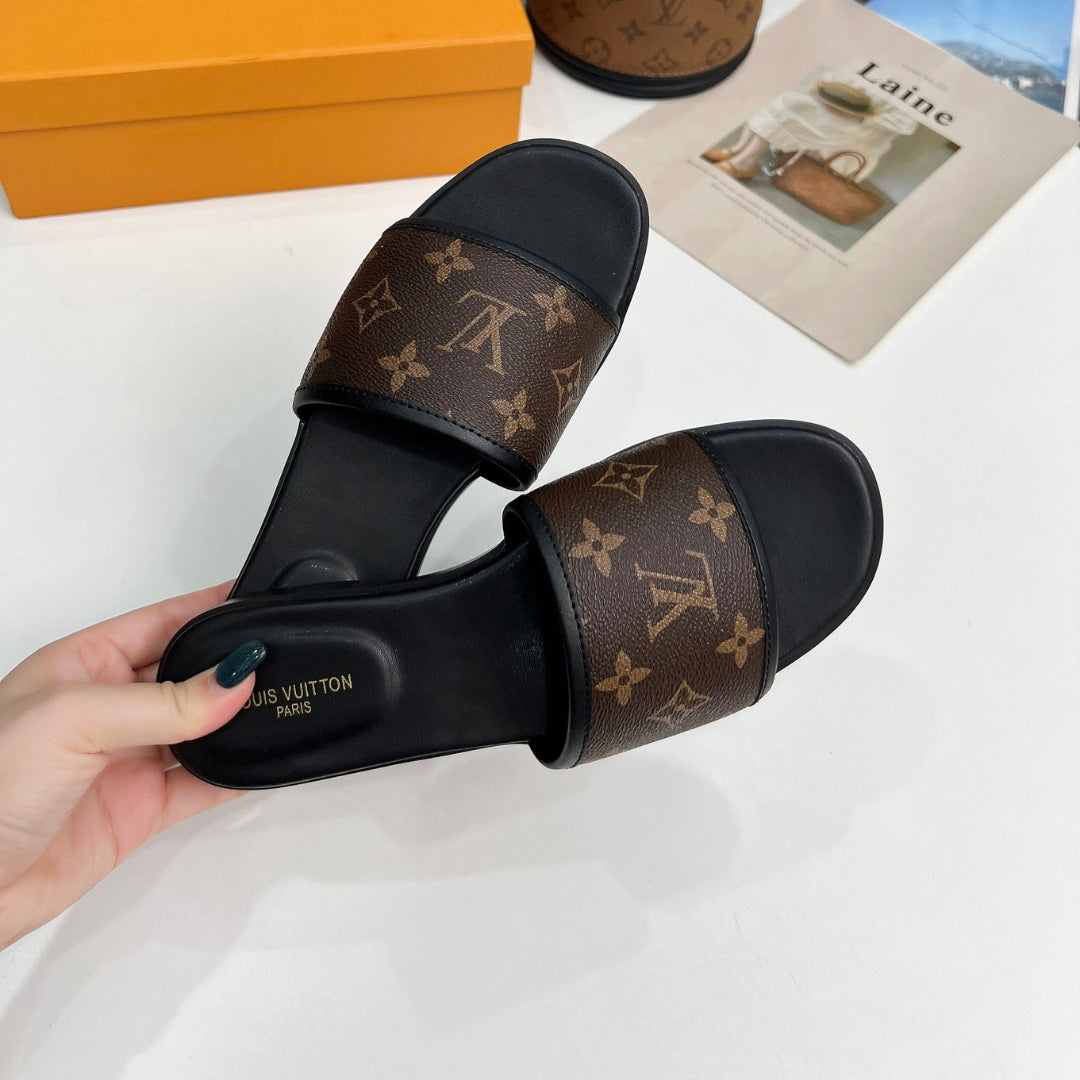 Chinelo LV Monogram Marrom