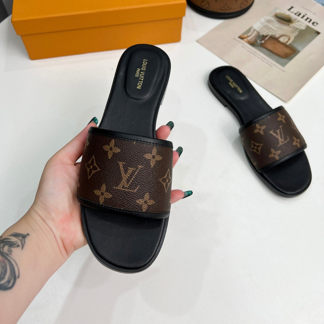 Chinelo LV Monogram Marrom