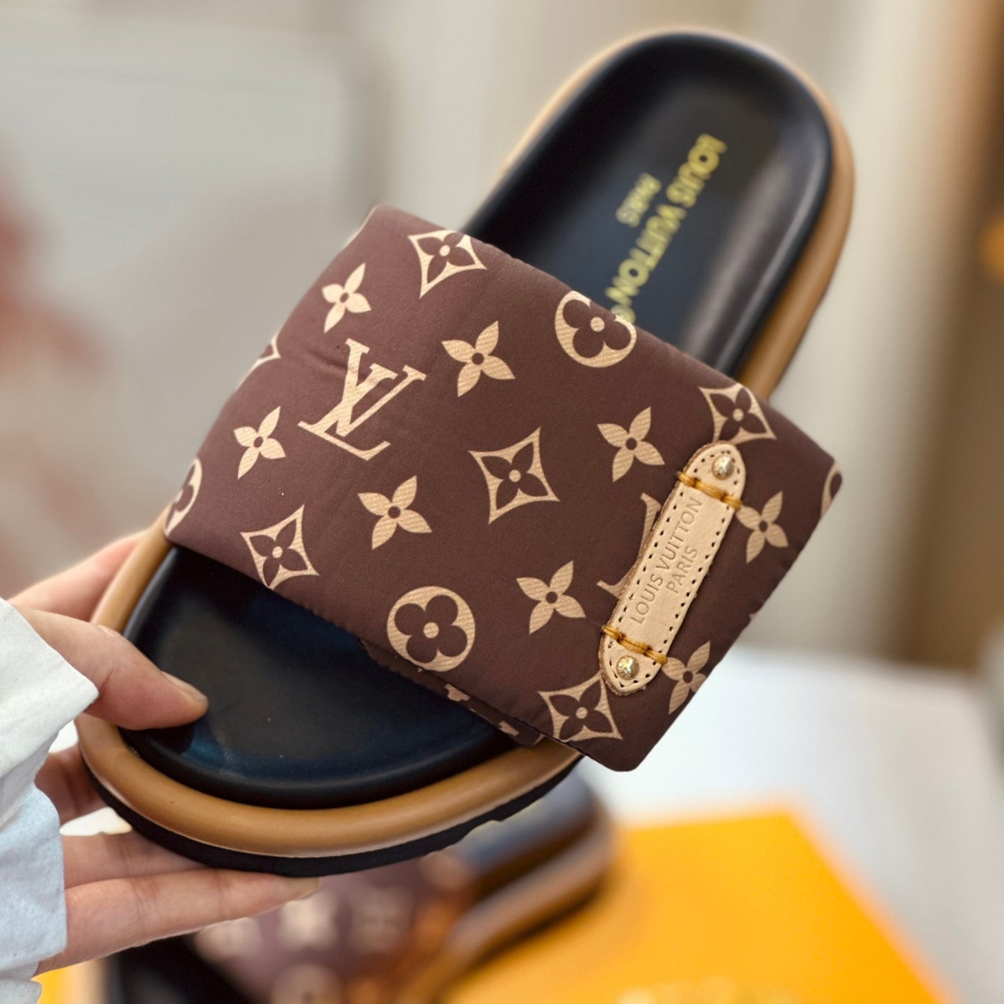Chinelo Lv pool pillow flat comfort Marrom